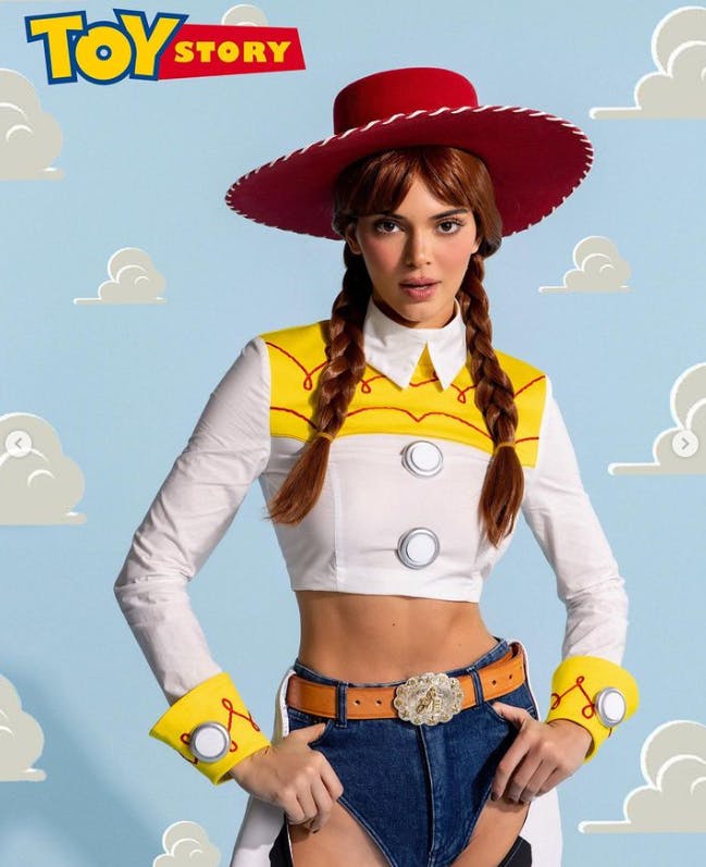 "Kardashian"-stjernen og supermodellen Kendall Jenner valgte at troppe op til Halloween som den animerede "Toy Story"-cowgirl Jessie fra de populære Pixar-film&nbsp;
