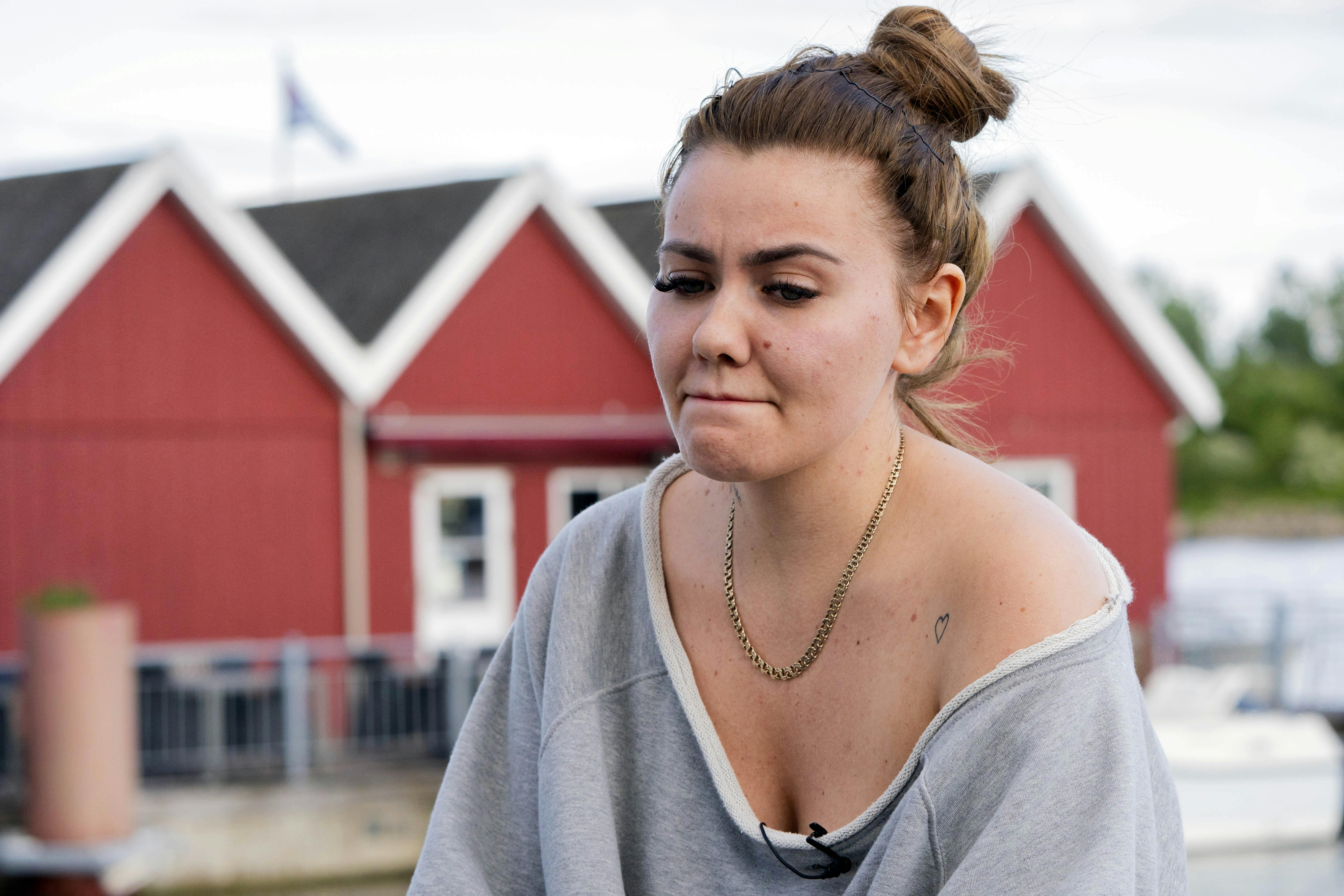 Fie Laursen har skiftet sit liv i Danmark ud med en tilværelse i Marbella i Spanien. Derfor vil hun heller ikke være til stede i retten tirsdag - blandt andet fordi hun frygter for sin søns sikkerhed.