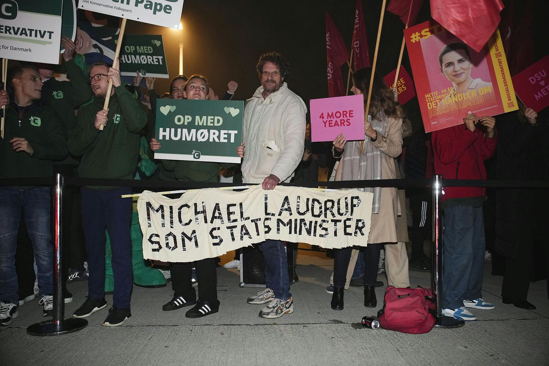 Stemningen var høj foran DR, men her var der naturligvis ingen problemer i, at mange var mødt op og højlydt delte deres meninger.