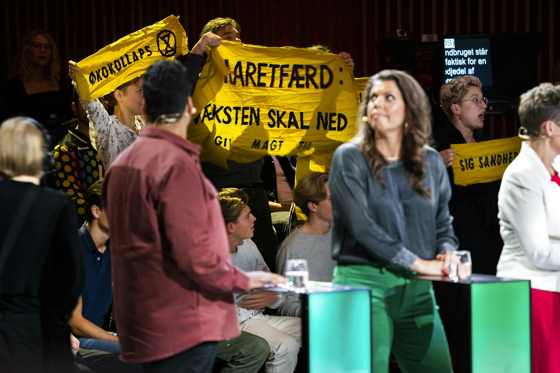 Her forsøger klimademonstranter at få mere fokus på det emne, de mener er vigtigst i valgkampens sidste dage.