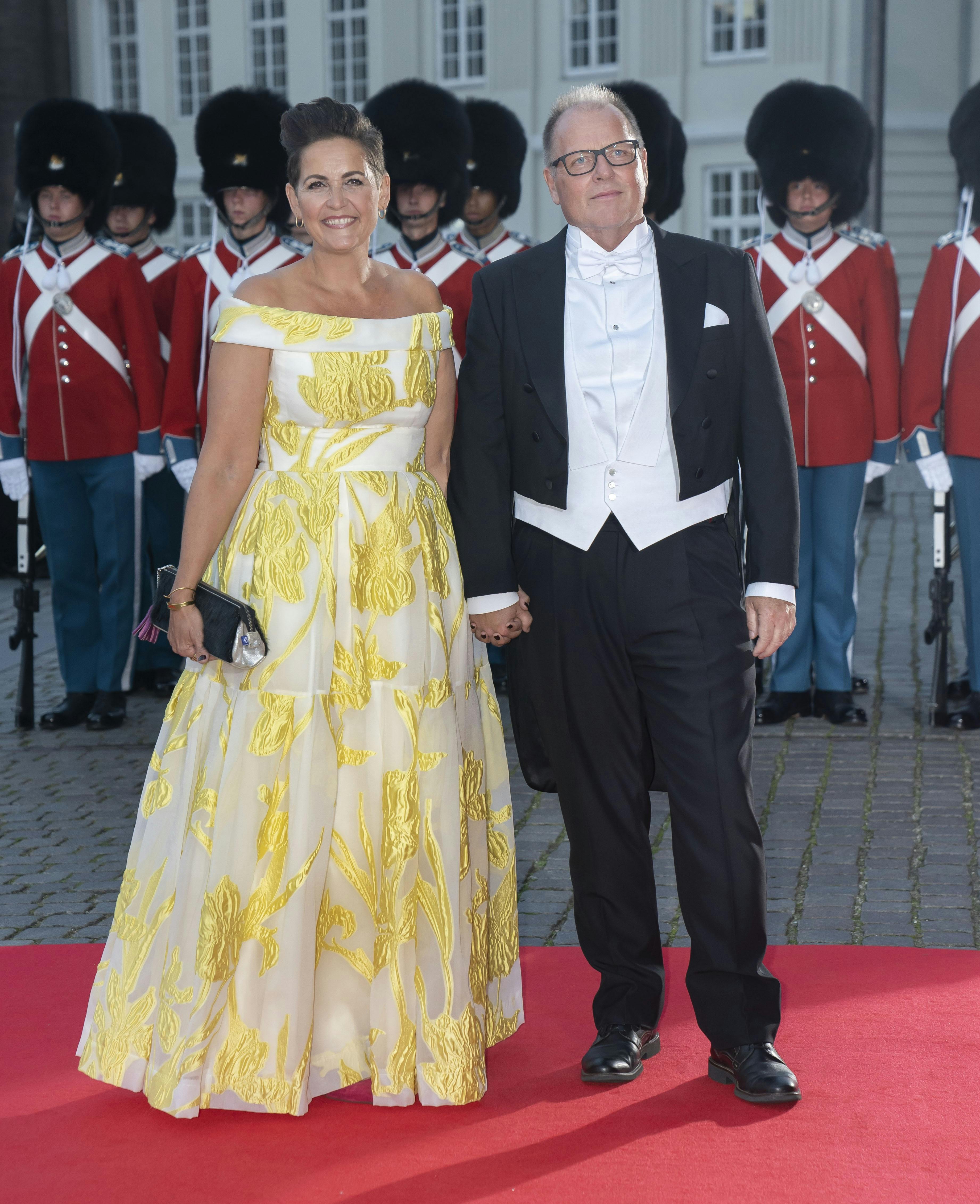 Pia Olsen Dyhr er gift med Villy Dyhr. 