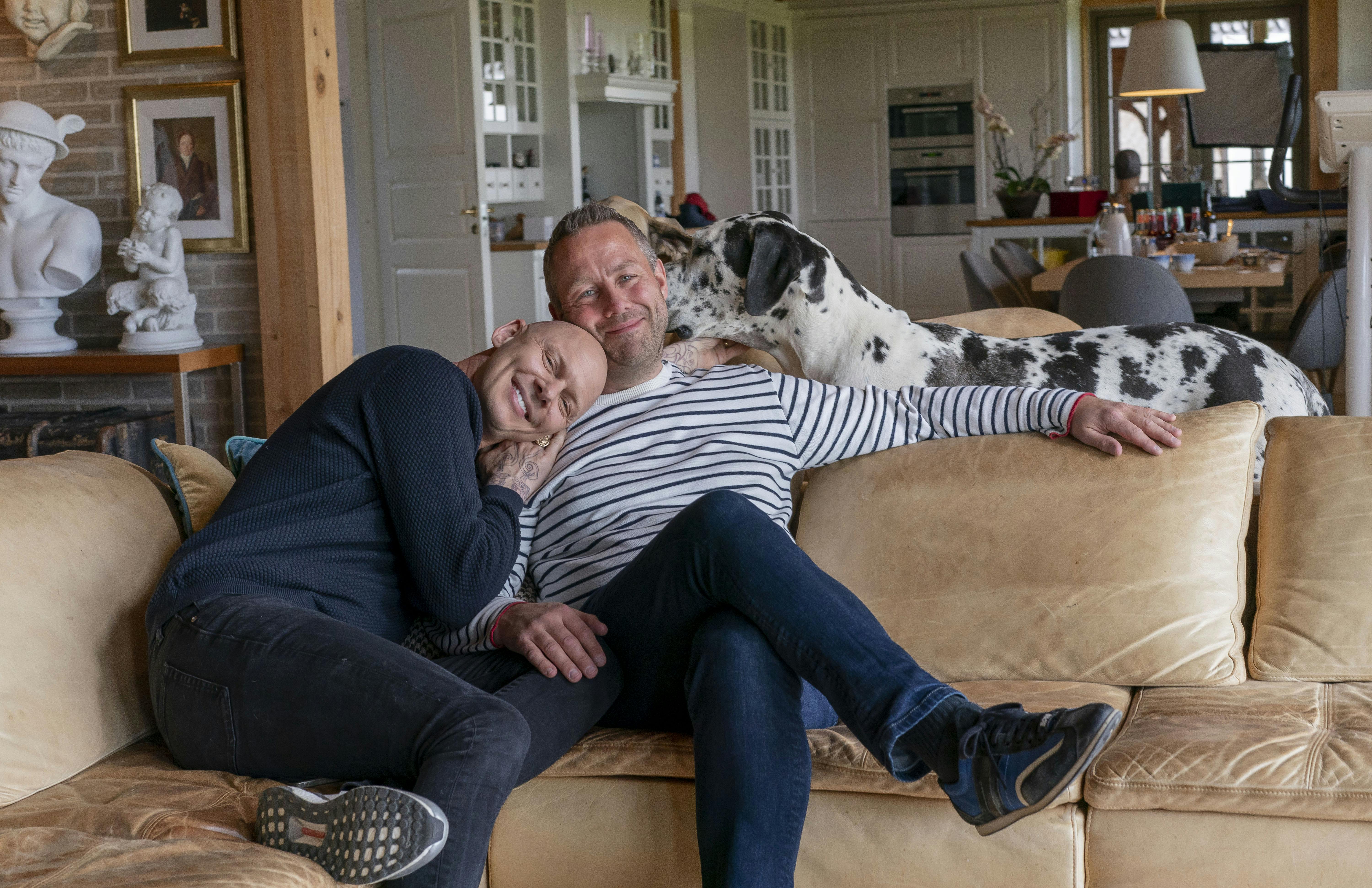 Stuerne bliver også koldere hjemme hos Jim og Morten denne vinter. Lyset bliver i al fald slukket i de rum, der ikke bliver brugt. Dog nægter Lyngvild at skrue temperaturen ned under 19 grader for at spare. 