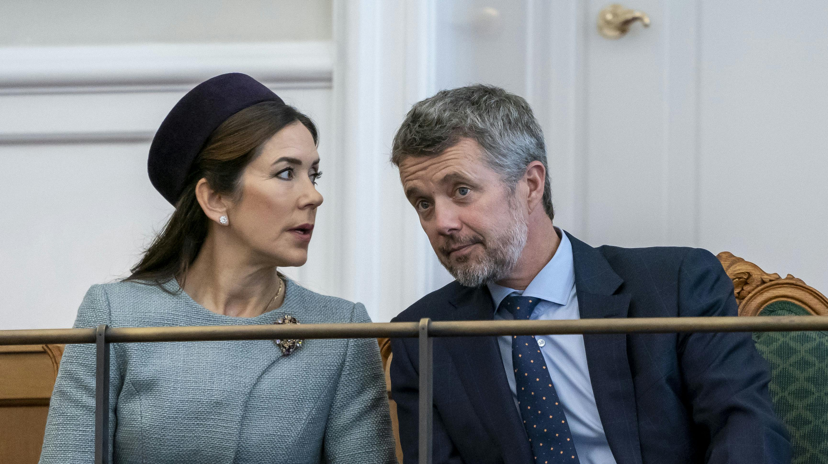 Frederik og Mary ved Folketingets åbning i starten af oktober. Nu klapper de helt i - af respekt for valget herhjemme, lyder det. 