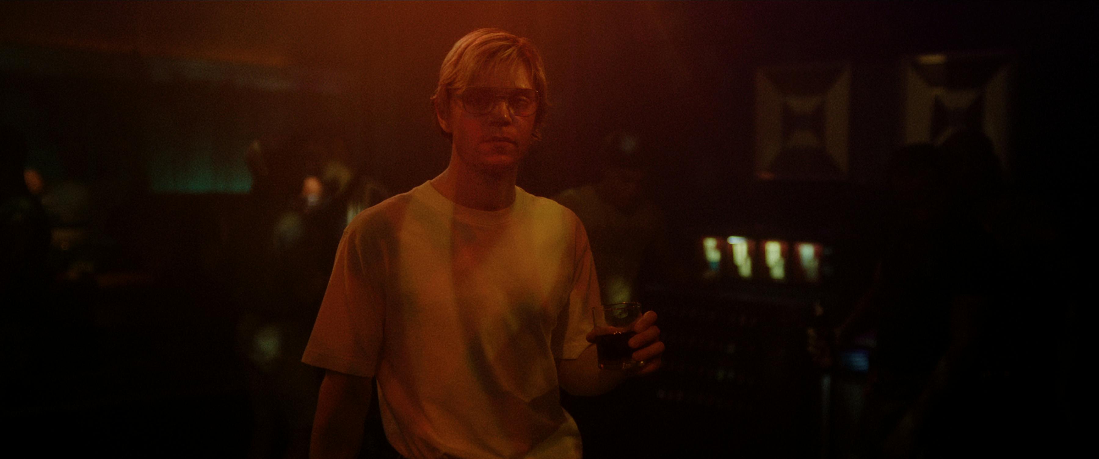 I "Monster: The Jeffrey Dahmer Story" spiller Evan Peters rollen som den sadistiske seriemorder Jeffrey Dahmer.
