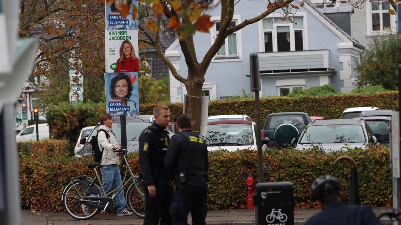 Mandag formiddag er politiet massivt til stede på Hellerup Station.