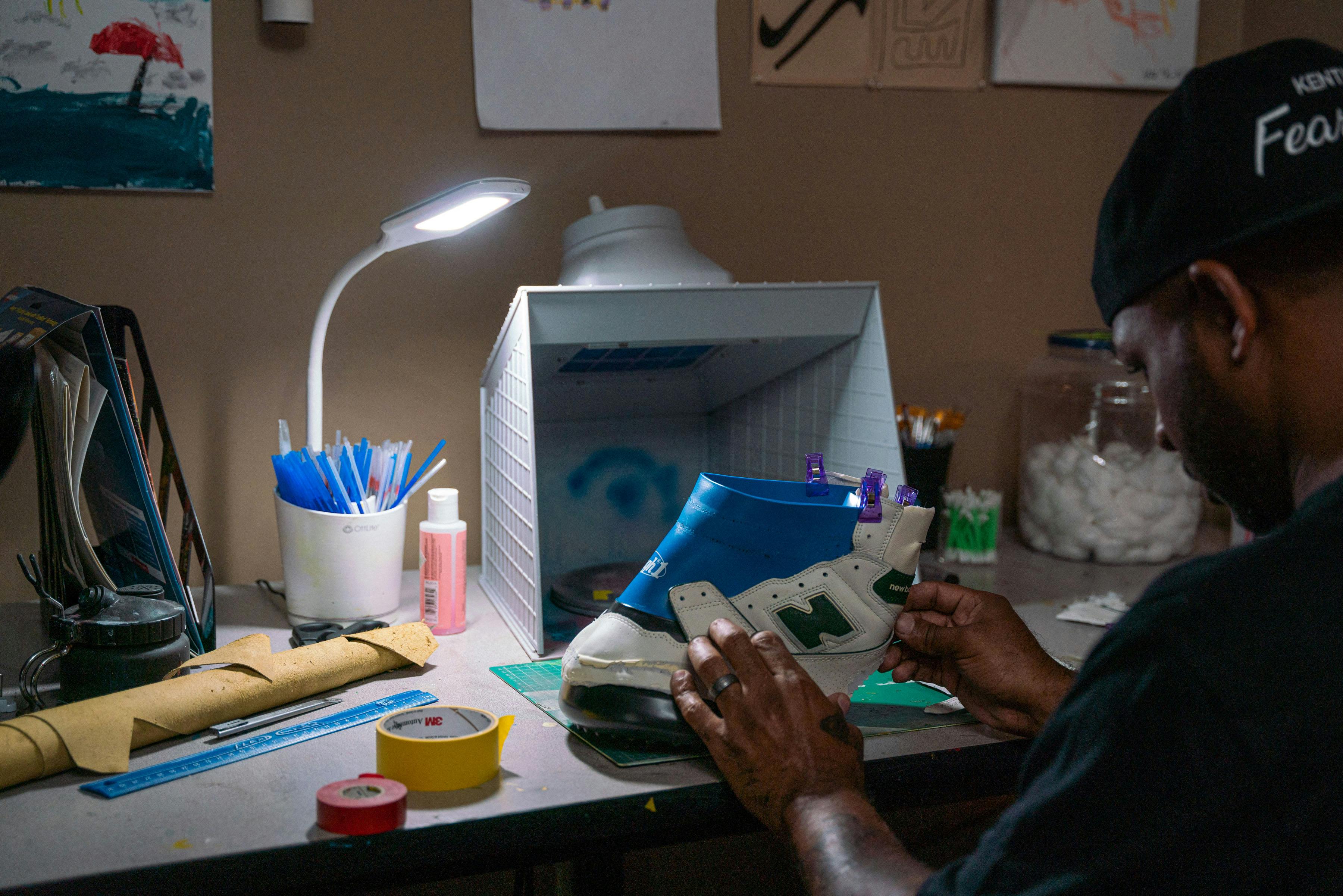 Marcus Floyd kan bruge op til 17 timer på et sæt sko til de store gangere.
