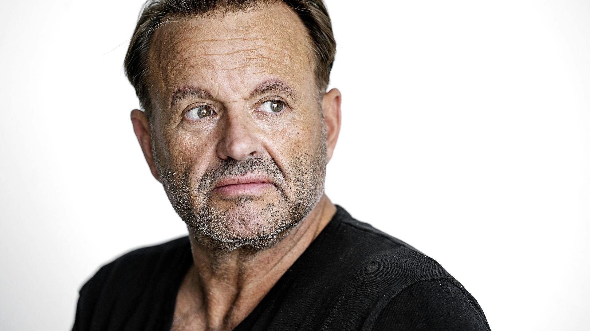 Dennis Knudsen har mistet sin ene tvillingedatter. Nu fortæller Charlotte Bøving om dødsfaldet.