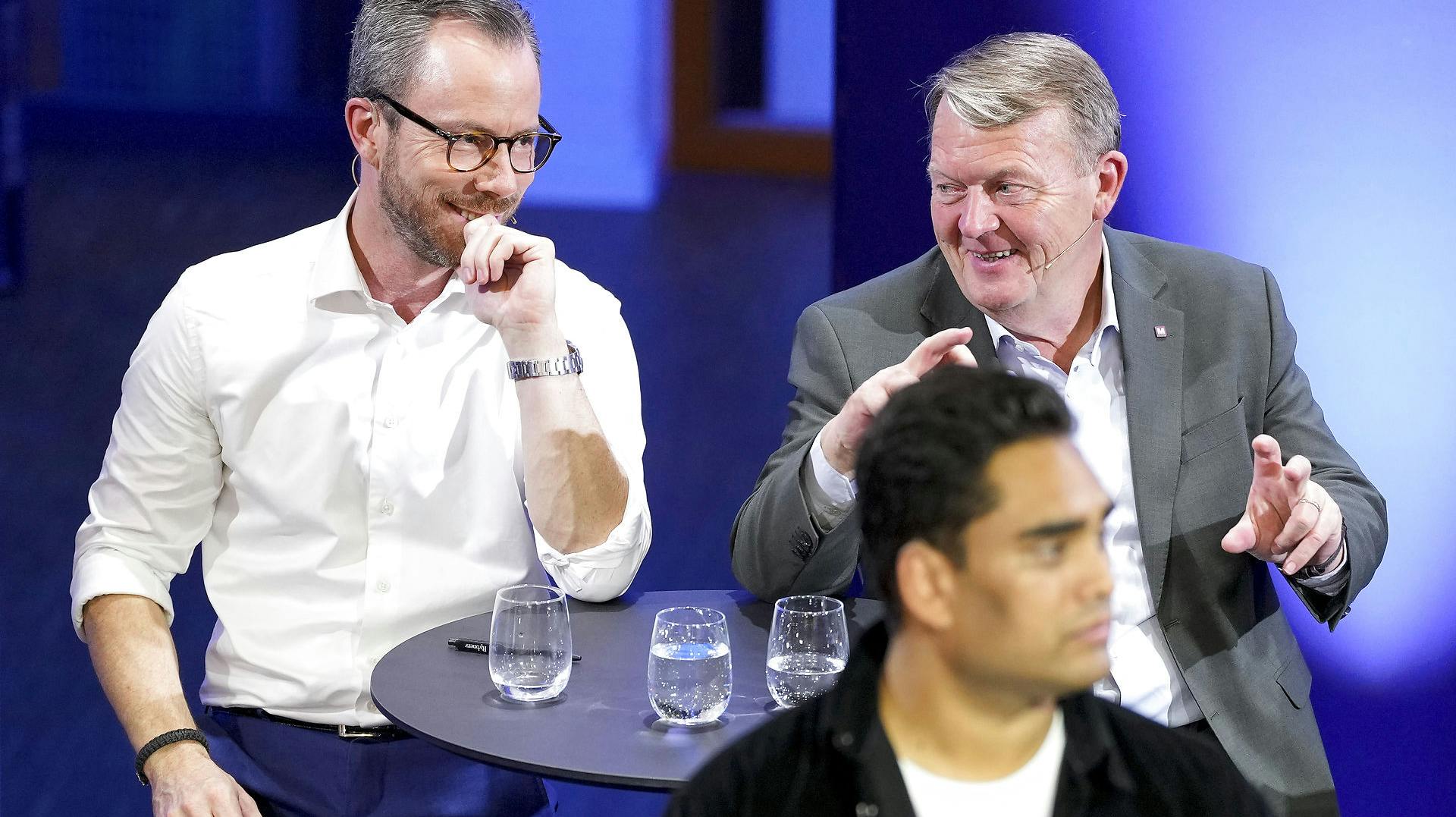 Den er hjemme! I hvert fald for Lars Løkke Rasmussen, mens manden til venstre - Jacob Ellemann-Jensen - godt ved, at den slags spøger man ikke med.