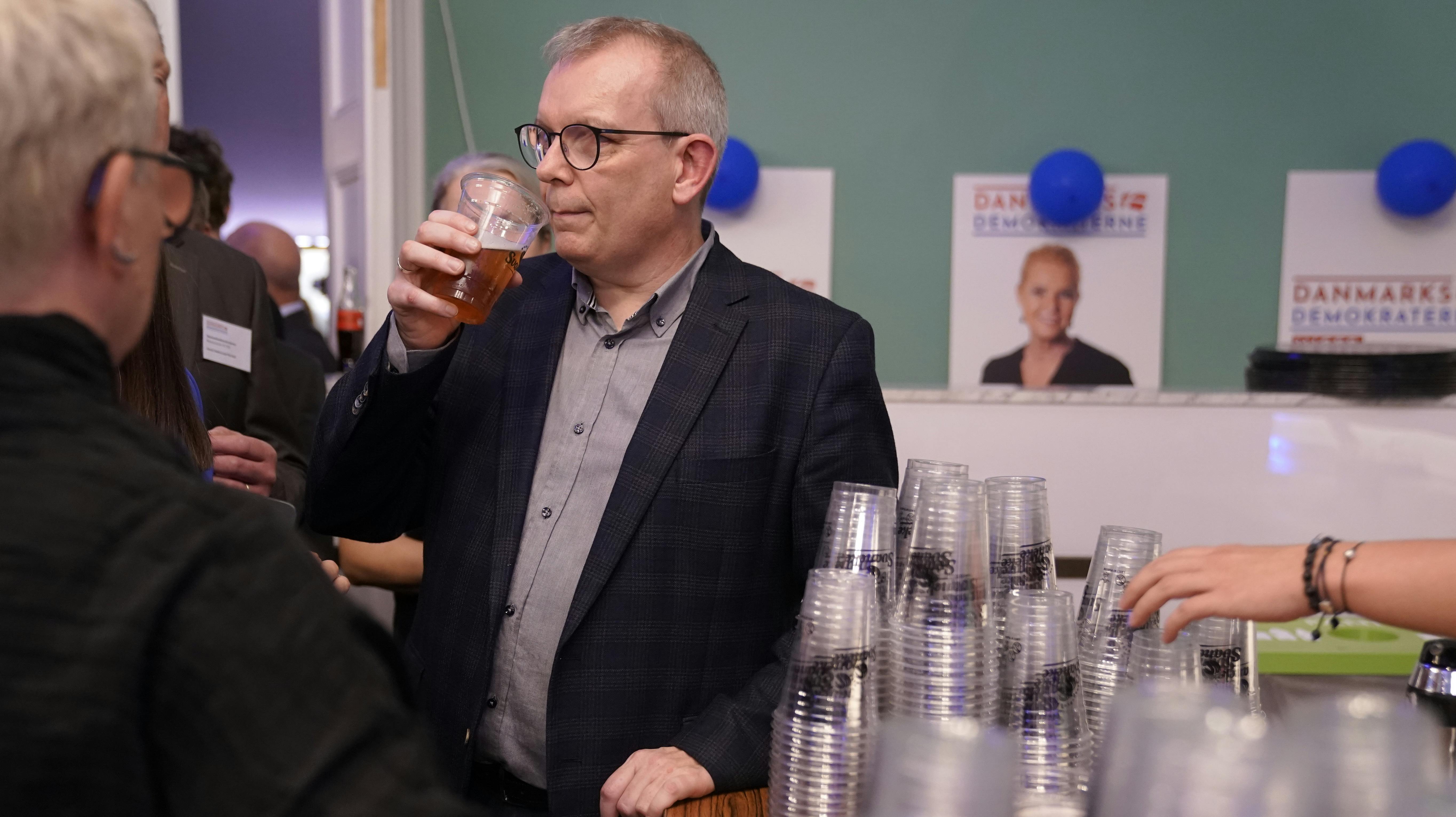 Der er allerede gang i fadølshanerne på Borgen - men der er hos de fleste partier også lidt mad og snacks til de nervøse politikere 