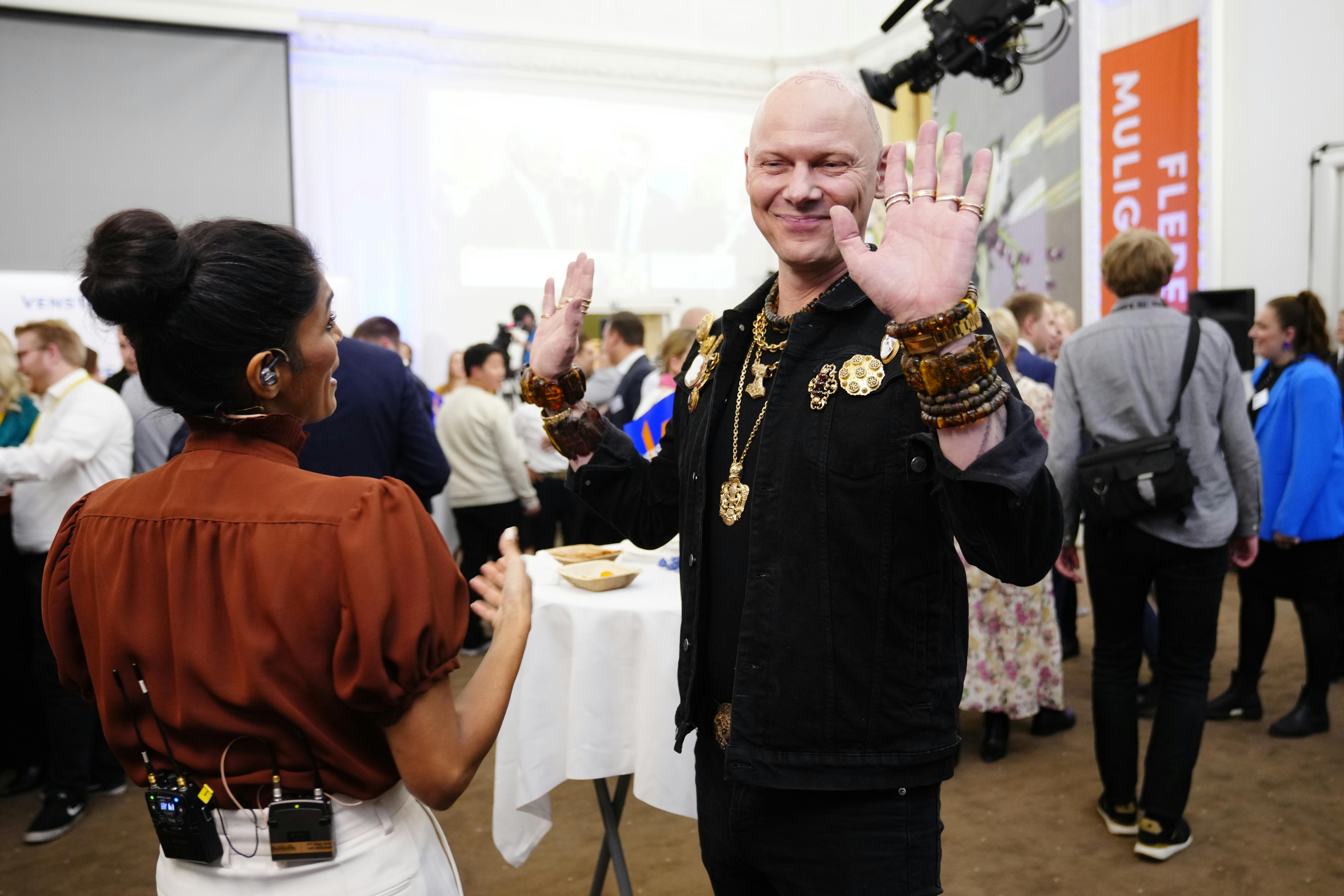 Kendissen og multikunstneren Jim Lyngvild er mødt op for at mingle lidt til Venstres valgfest