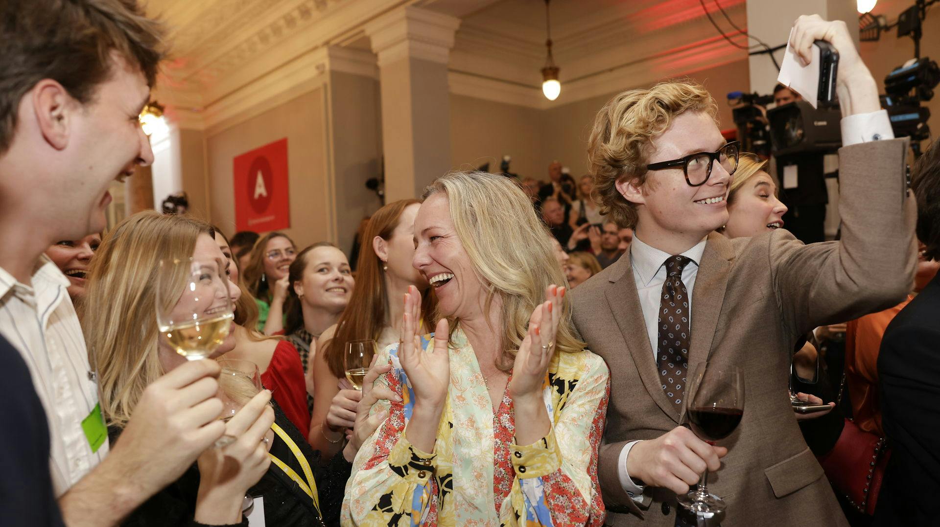 Selv om de mister flertallet, så var der jubel at spore ved Socialdemokraterne.