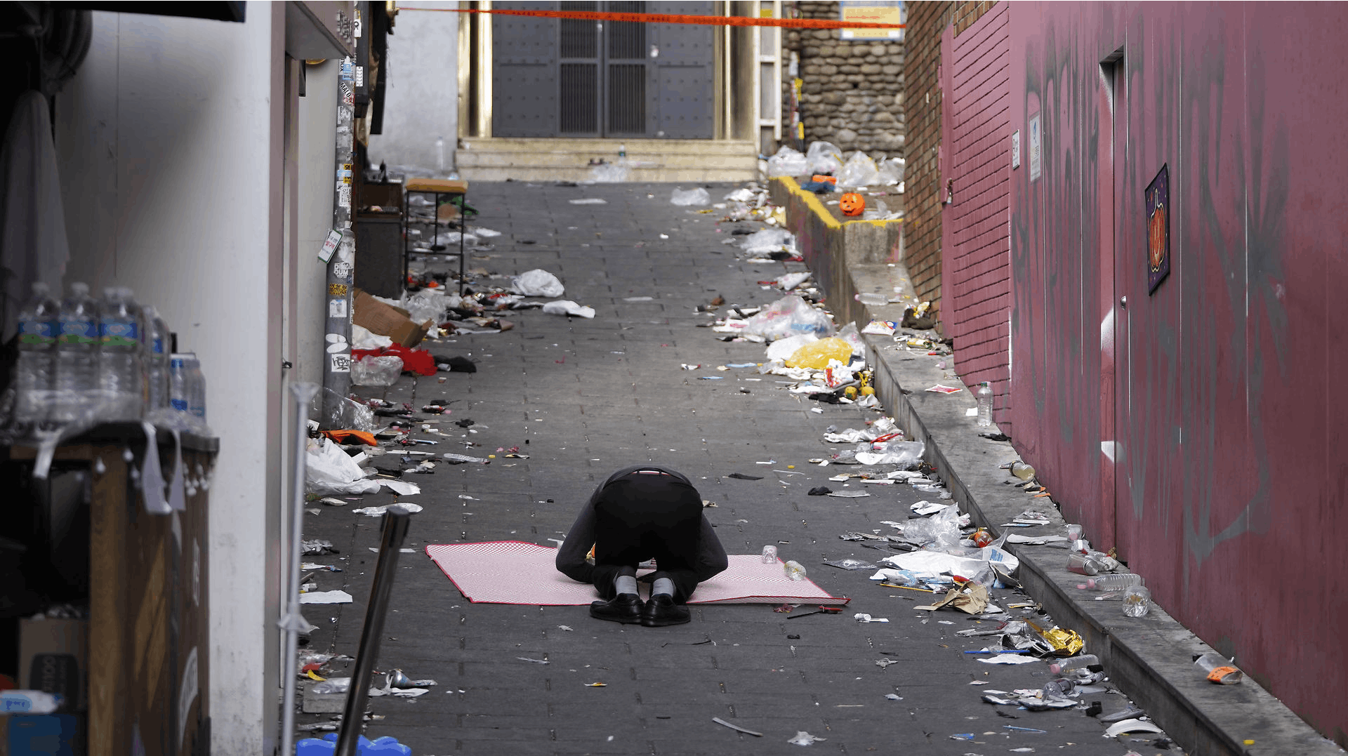 Weekendens tragedie i Seoul har kostet mindst 156 mennesker livet. 
