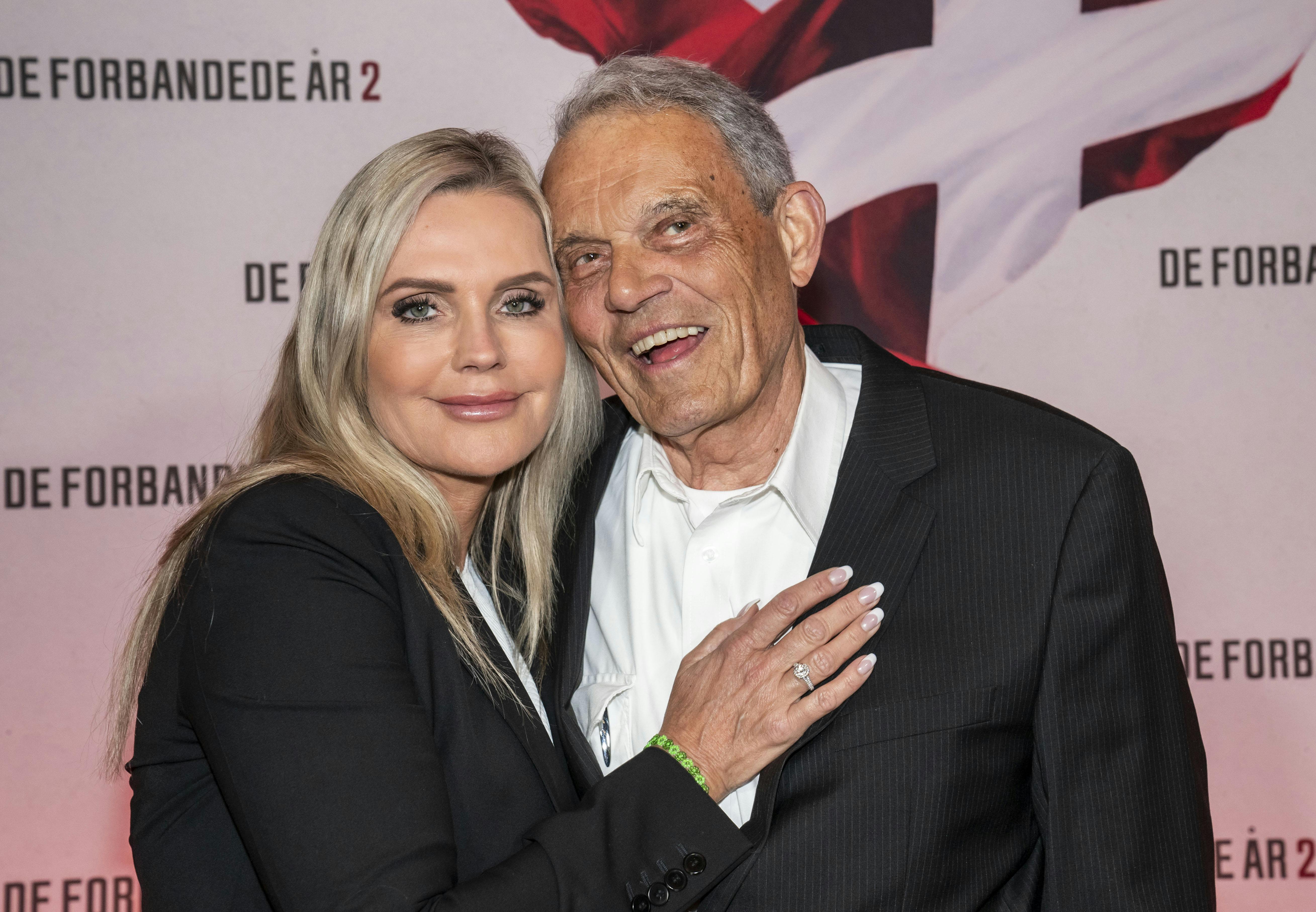 Karsten Ree befinder sig på nuværende tidspunkt i Afrika og kan ikke fejre valget på Christiansborg ligesom sin hustru.