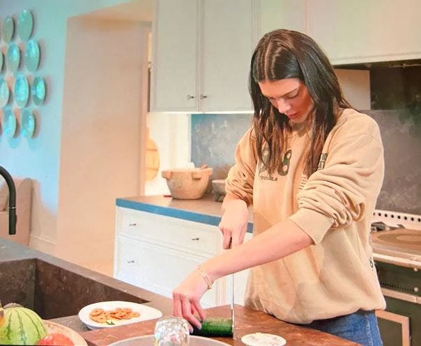 Hvordan fanden er det nu, man gør? Kendall Jenner ved det tydeligvis ikke.