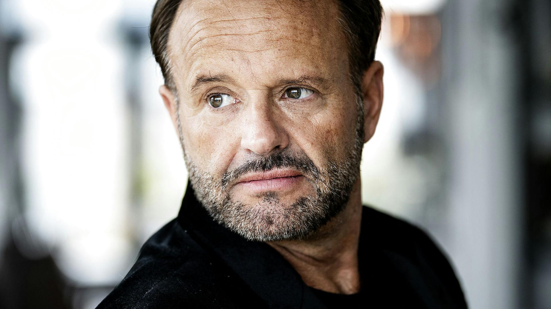 Dennis Knudsen, stylist, makeupartist og frisør, har mistet sin ene datter. 