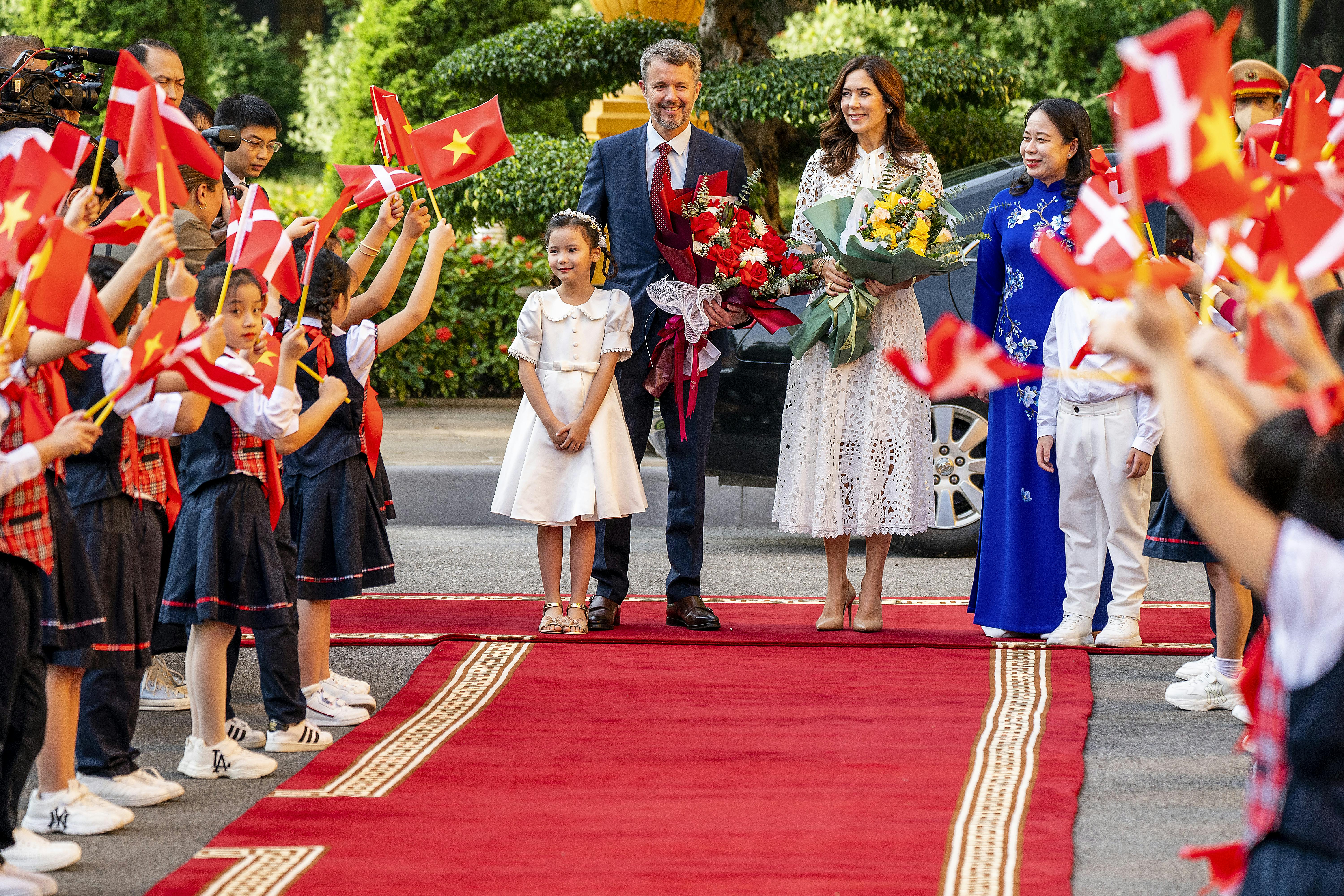 Kronprinsparret blev budt velkommen med danske flag, da de ankom til&nbsp;regeringsbygningen i Hanoi, hvor&nbsp;H.E. vicepræsident Võ Thị Ánh Xuân tog imod&nbsp;kronprinsparret.
