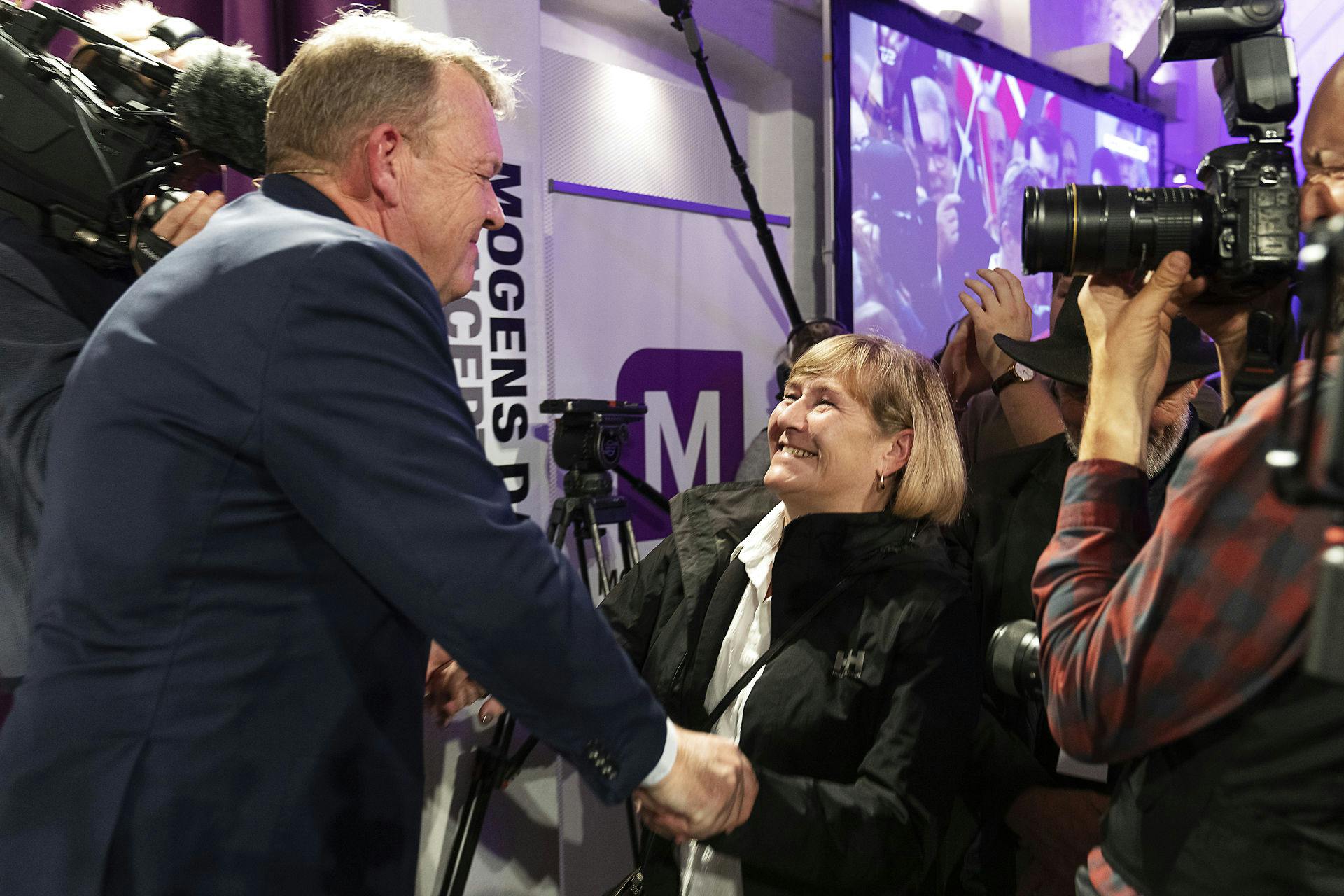 Der var god grund til smil for Lars Løkke Rasmussen og konen Sólrun på valgaftenen.
