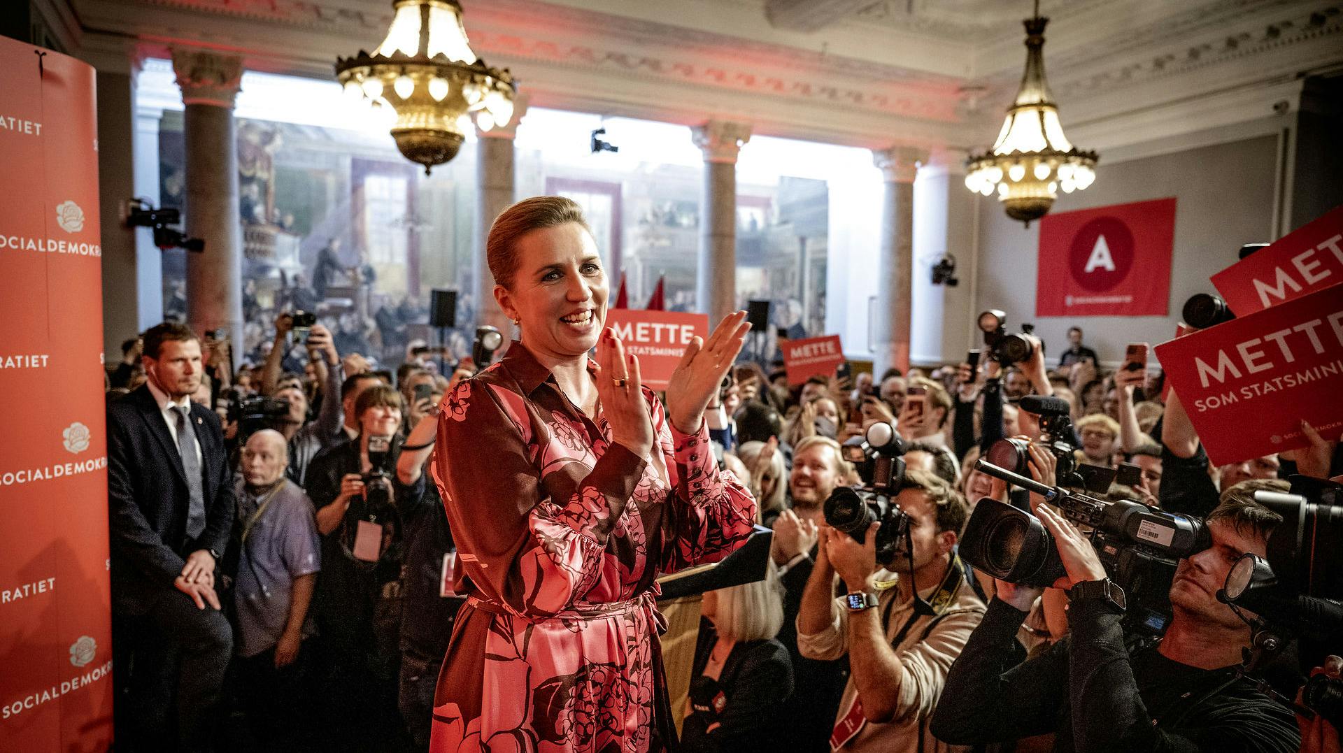 Mette Frederiksen har god grund til at smile - også dagen derpå