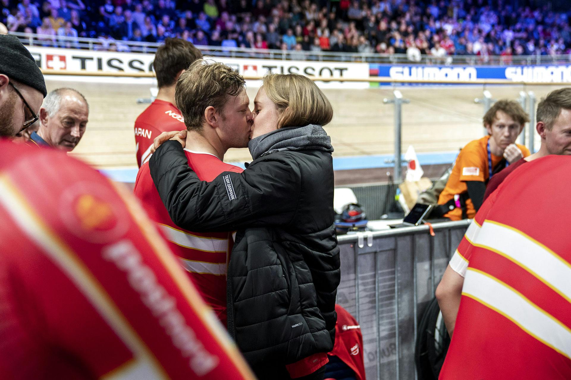 Lasse Norman og Julie Leth et i et stort kys efter, at Lasse Norman var med på holdet, der satte verdensrekord i 4000 meter holdforfølgelsesløb ved VM i Berlin 2021.