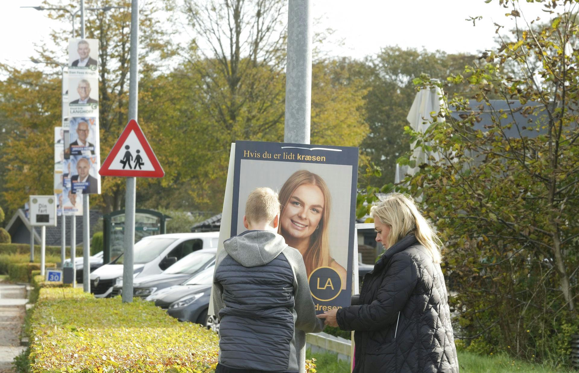 Valgplakaten for det nu yngste medlem af folketinget,&nbsp;Helena Artmann Andresen fra Liberal Alliance, hænges her op i Kolding.&nbsp;