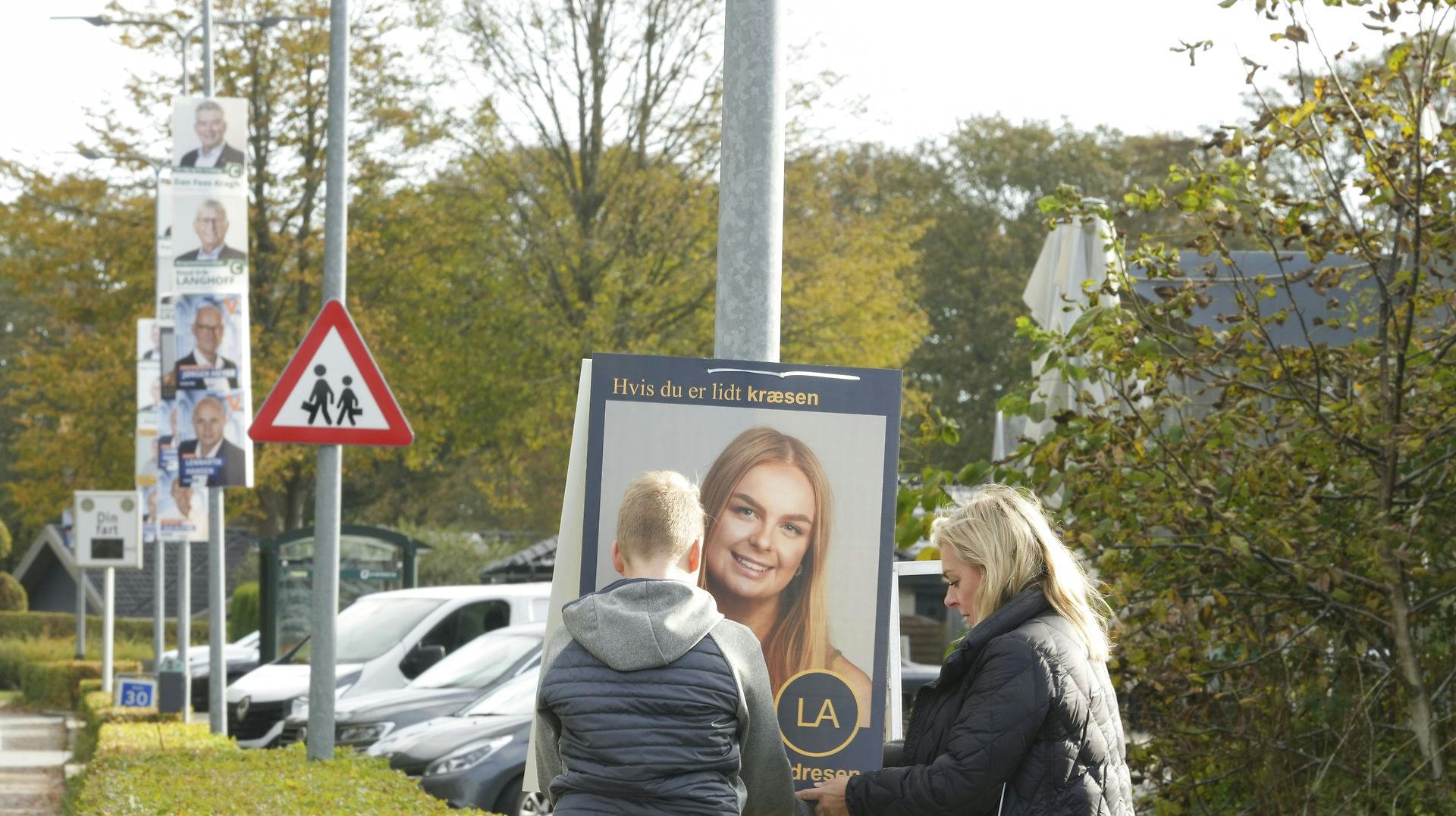 Valgplakaten for det nu yngste medlem af folketinget, Helena Artmann Andresen fra Liberal Alliance, hænges her op i Kolding. 