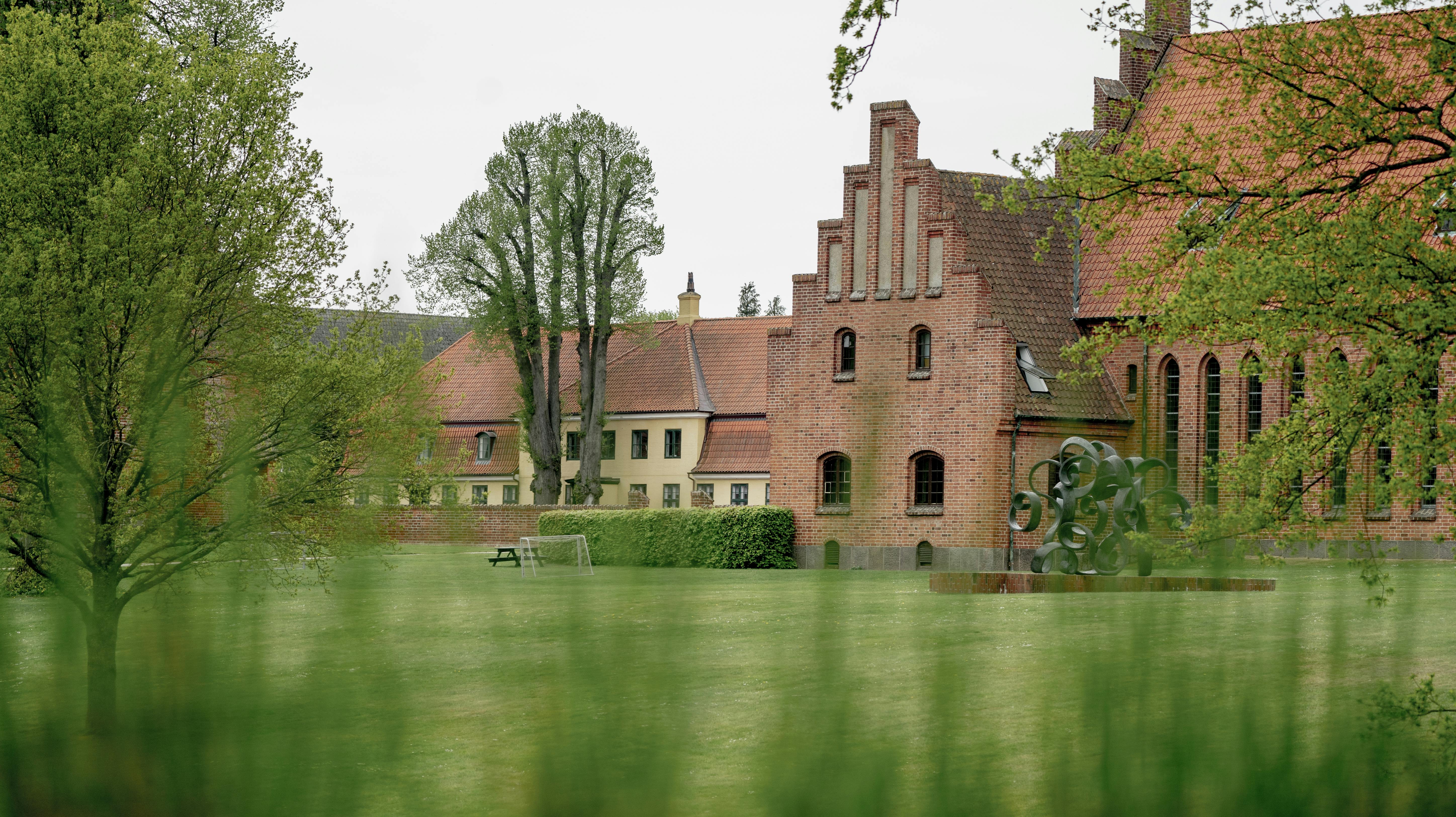 Forholdene på Herlufsholm ved Næstved er for nylig blevet kigget efter i sømmene i en uvildig advokatundersøgelse