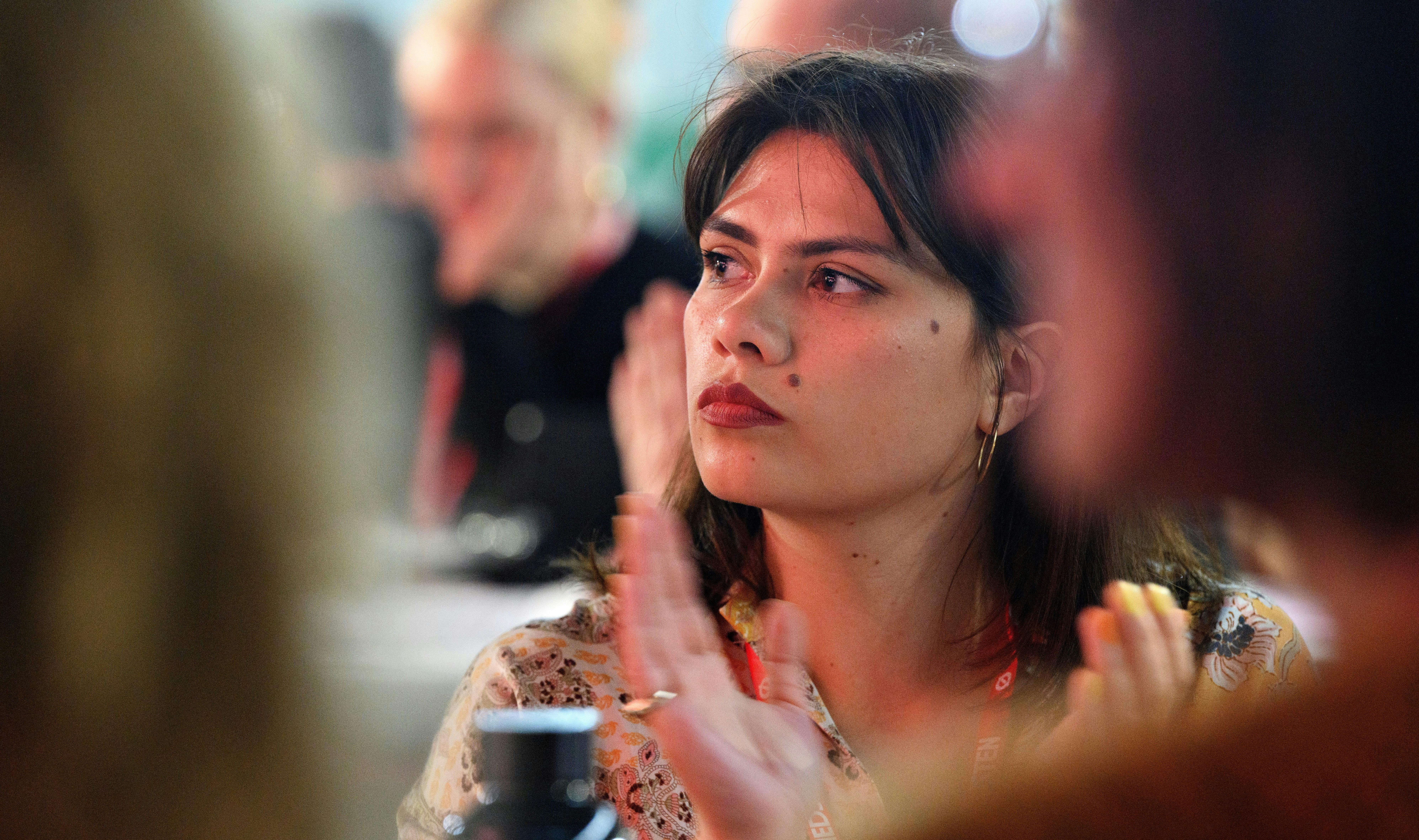 Sabrina Louise Christiansen under Enhedslistens årsmøde i maj. Nu skal hun snart hjem og ha' en alvorssnak med familien.&nbsp;