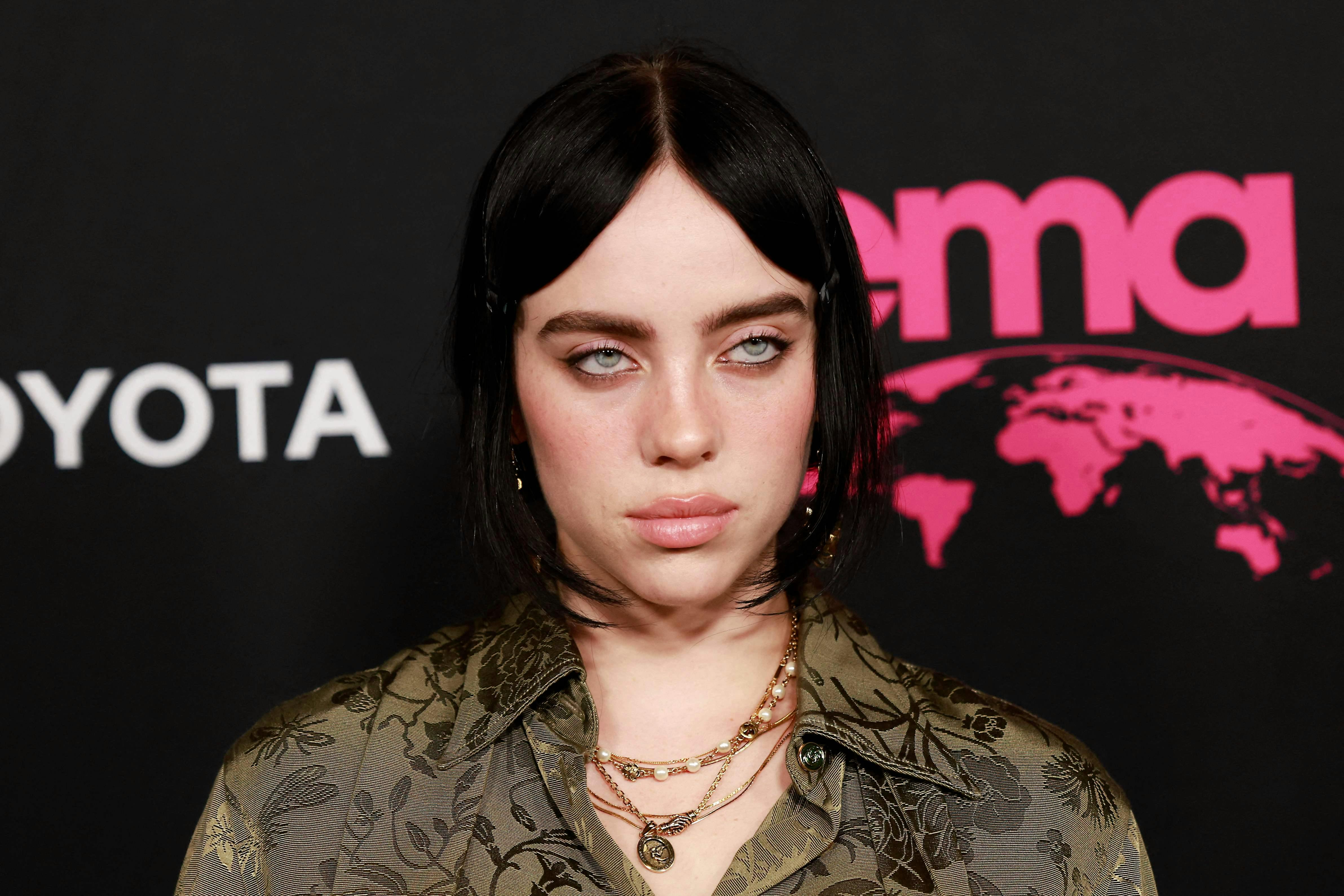 Den amerikanske sangerinde Billie Eilish bekræfter slår endelig fast, at hun og The Neighbourhood-sangeren Jesse Rutherford danner par.