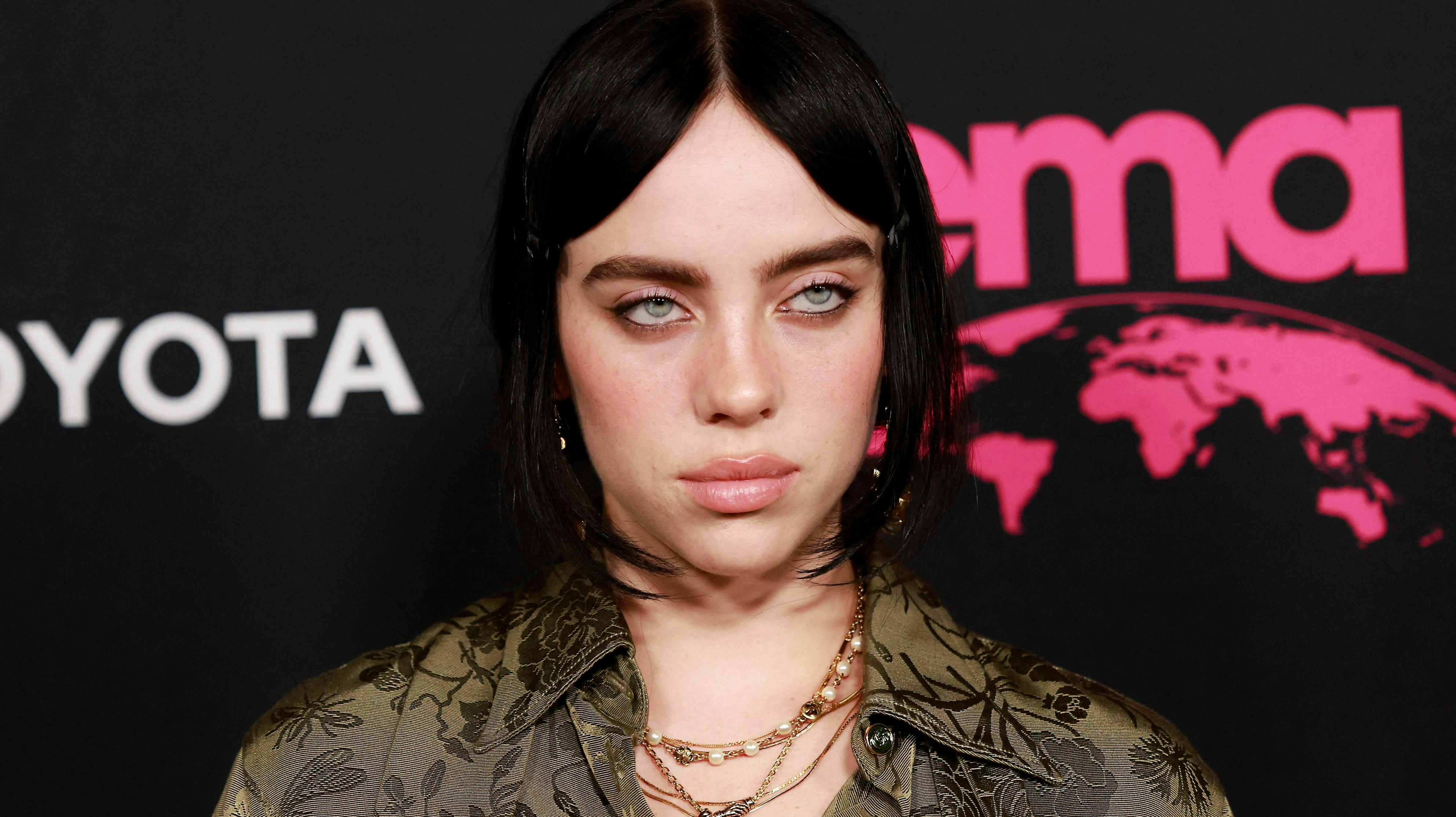Den amerikanske sangerinde Billie Eilish bekræfter slår endelig fast, at hun og The Neighbourhood-sangeren Jesse Rutherford danner par.