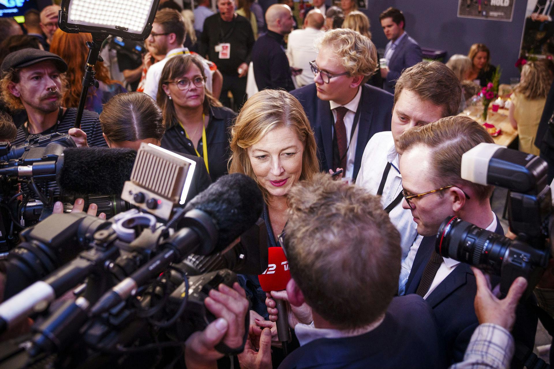 Sofie Carsten Nielsen taler med pressen under valgaftenen hos Radikale Venstre på Christiansborg tirsdag den 1. november 2022. 