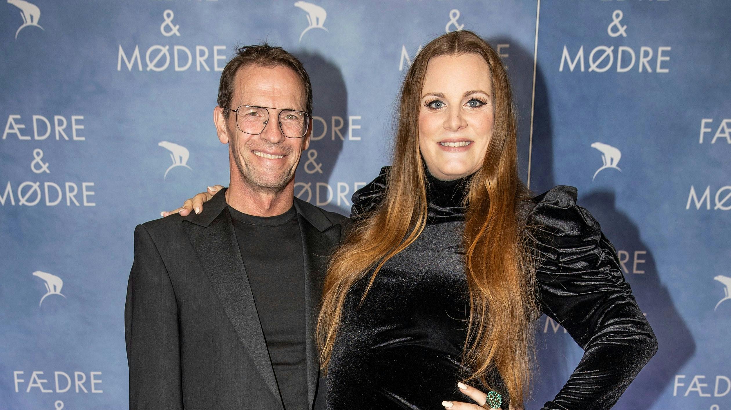 Lise Baastrup viser stolt sin gravide mave frem med manden Jacob Dahl ved sin side.