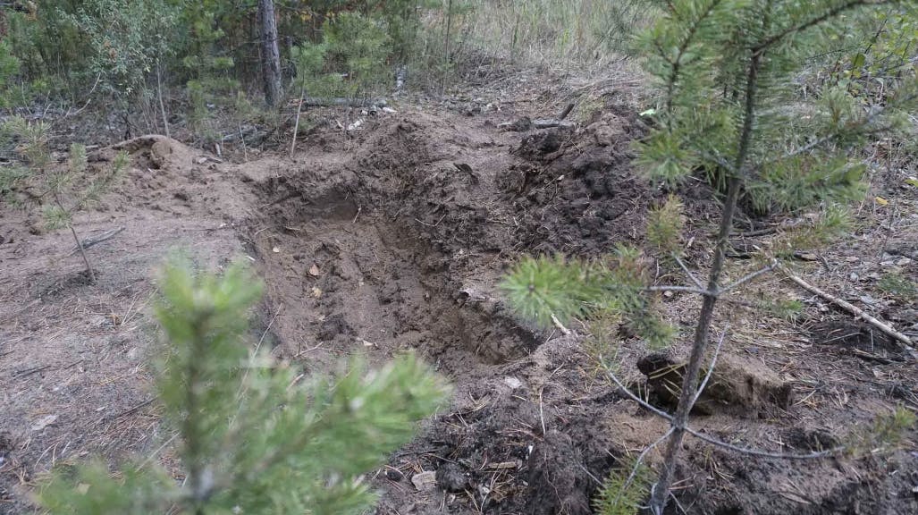 Dette billede viser den grav, som manden blev tvunget til at grave, efter han var blevet afsløret sin pædofil. nbsp;