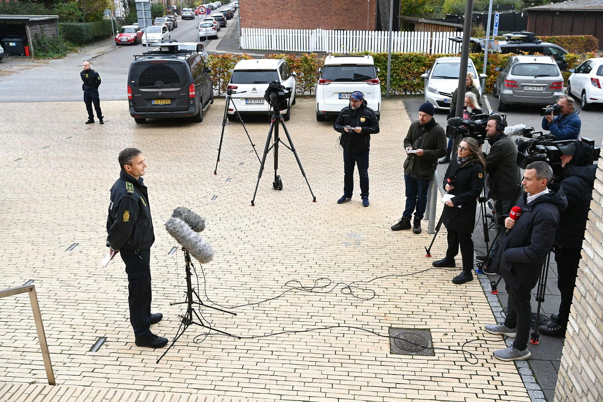 Kim Løvkvist fra Midt- og Vestsjællands Politi gav fredag formiddag sidste nyt i sagen, hvor en 37-årig kvinde blev stukket ihjel torsdag aften. 