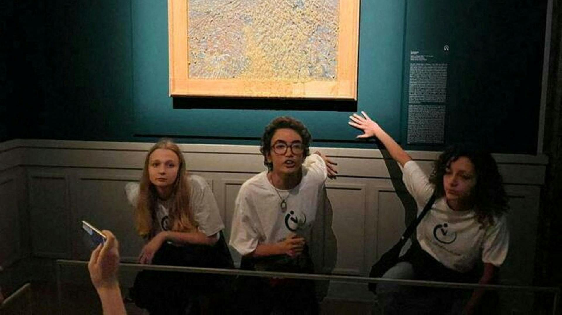 Scener som disse har de seneste uger udspillet sig på flere berømte museer verden over.