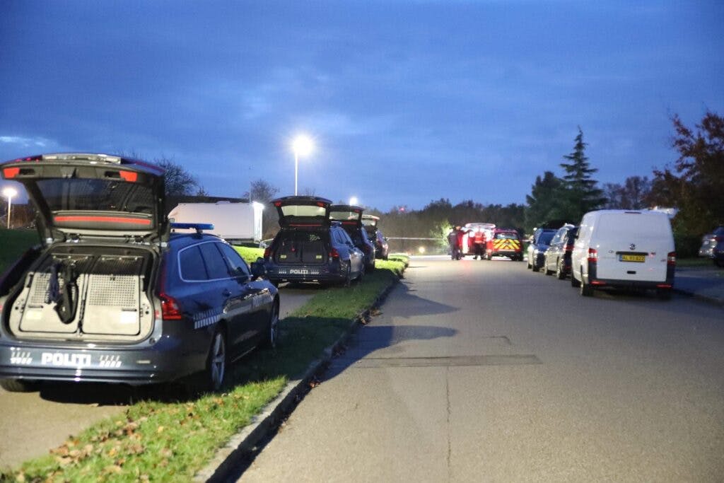 En gravid kvinde på 37 år er død, efter at hun torsdag aften blev angrebet med kniv, da hun fik fri fra job i Holbæk. Et vidne forsøgte at gribe ind, men kunne ikke forhindre drabet.