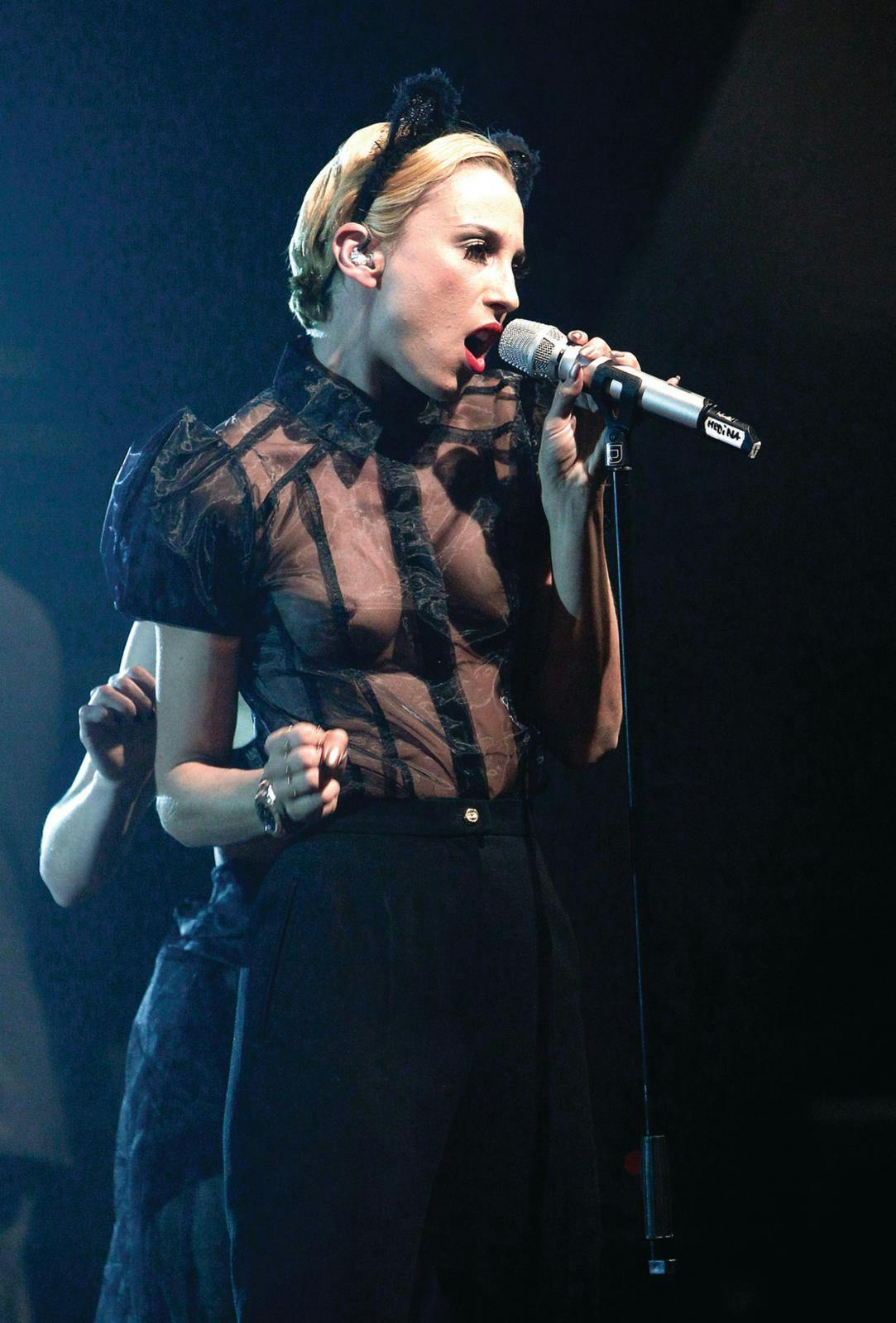 Danmarks Indsamlingen 2011 var ikke for børn, hvis man spørger udvalgte seere. De klagede således over Medinas afslørende påklædning. 