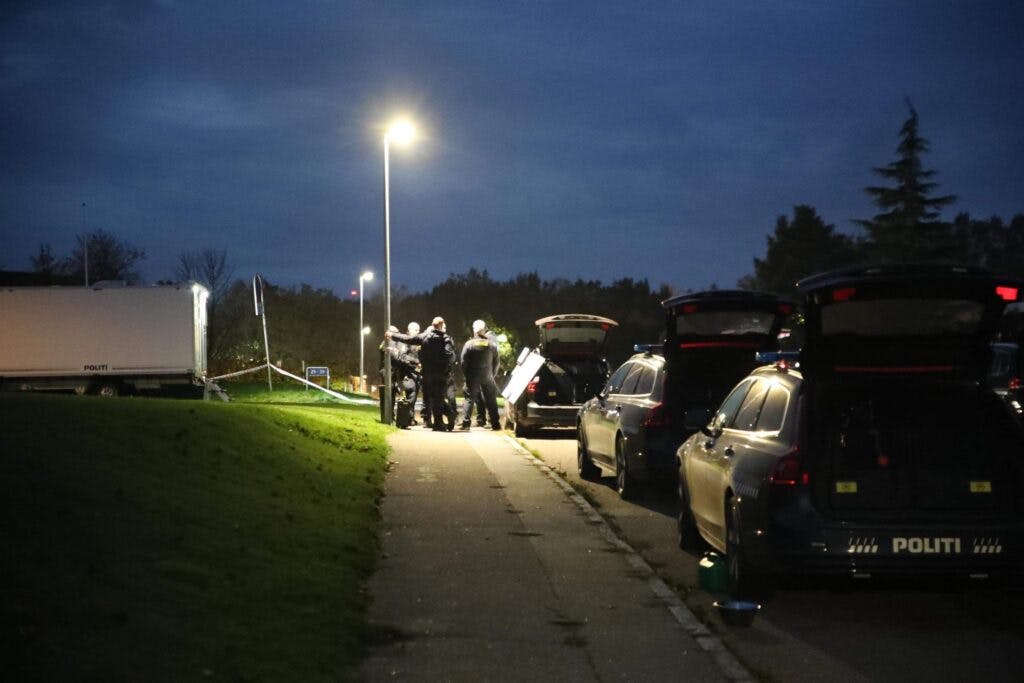 En gravid kvinde på 37 år er død, efter at hun torsdag aften blev angrebet med kniv, da hun fik fri fra job i Holbæk. Et vidne forsøgte at gribe ind, men kunne ikke forhindre drabet.