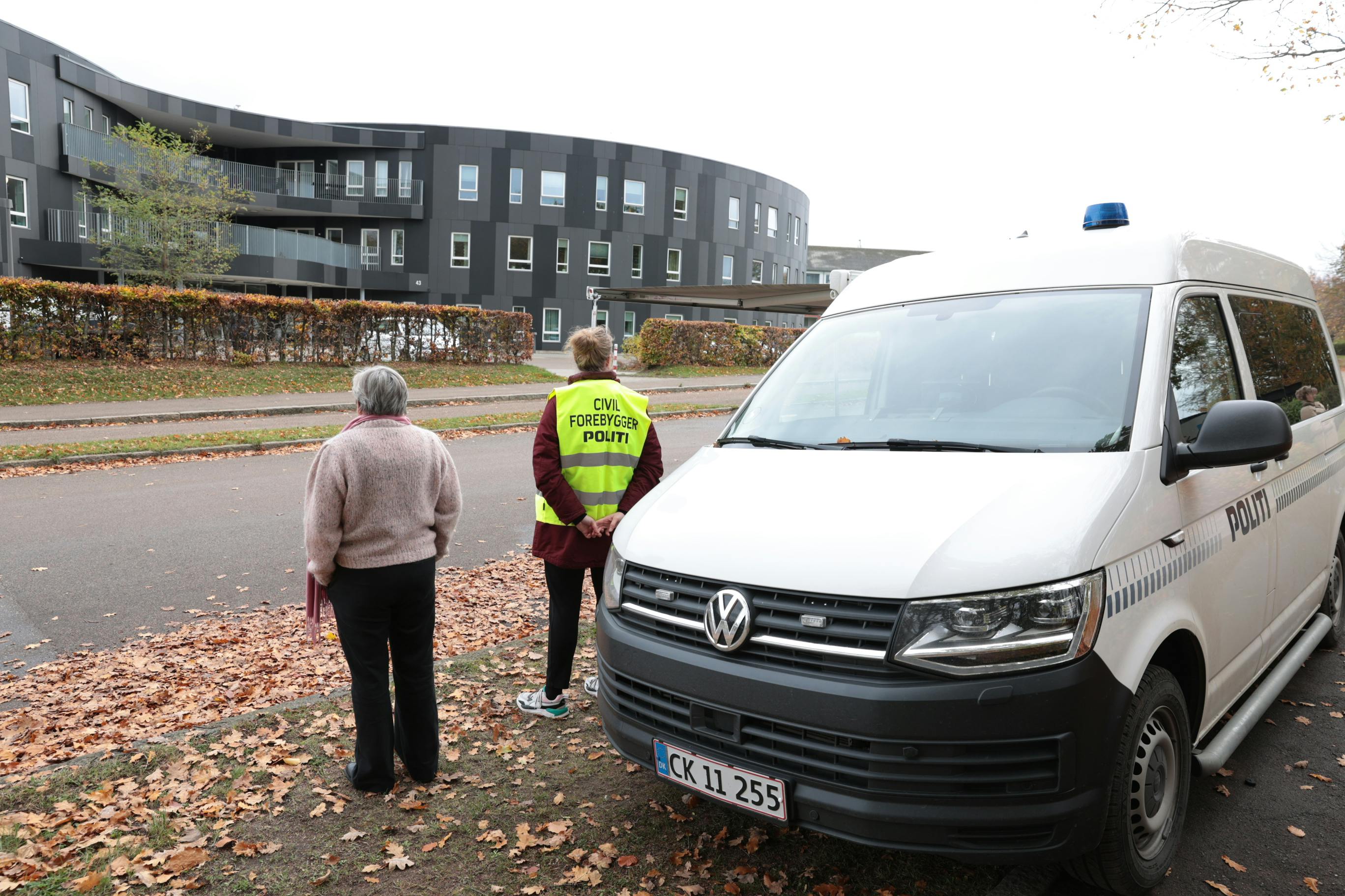 En 37-årig kvinde blev torsdag aften knivdræbt foran sin arbejdsplads - et plejecenter - i Holbæk. Fredag formiddag oplyste politiet, at gerningsmanden stadig er på fri fod. 