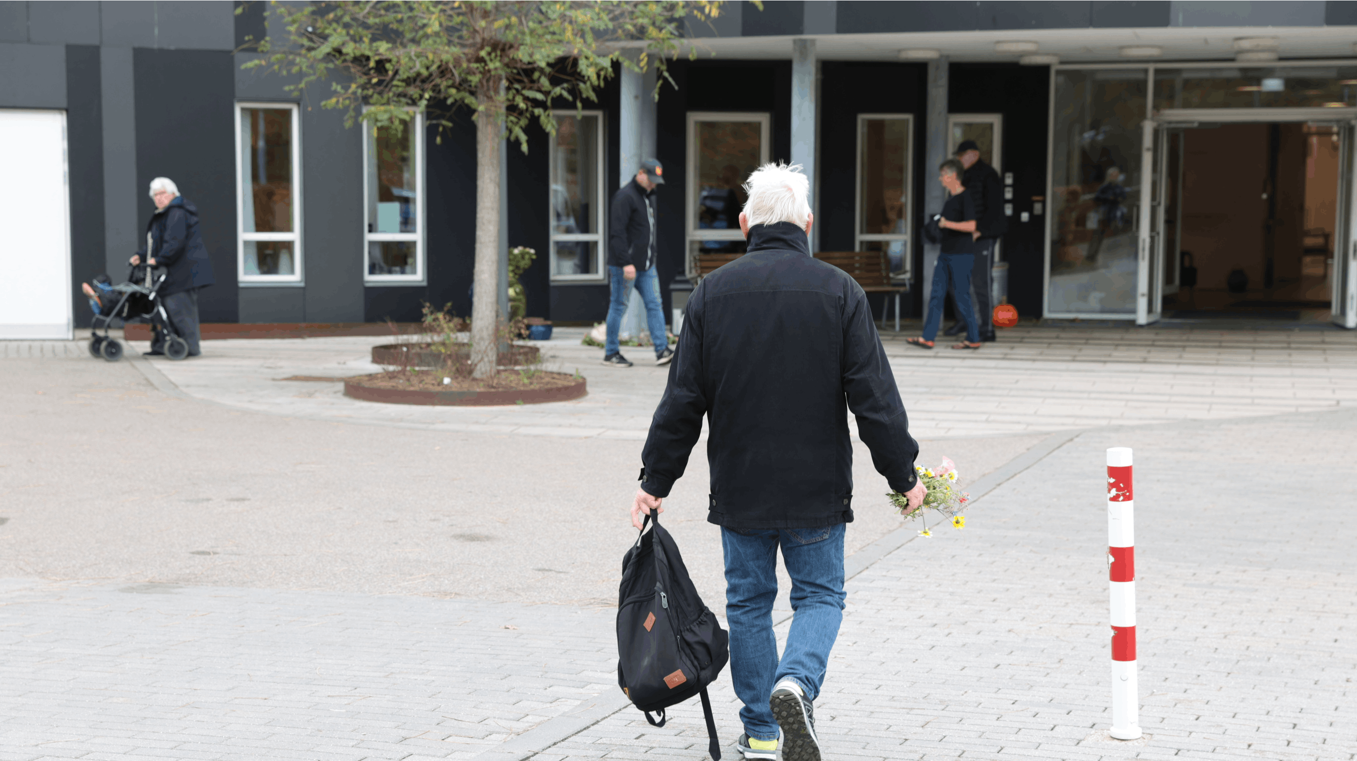Karsten Valentin havde brug for at lægge nogle blomster for at vise respekt til offeret. nbsp;