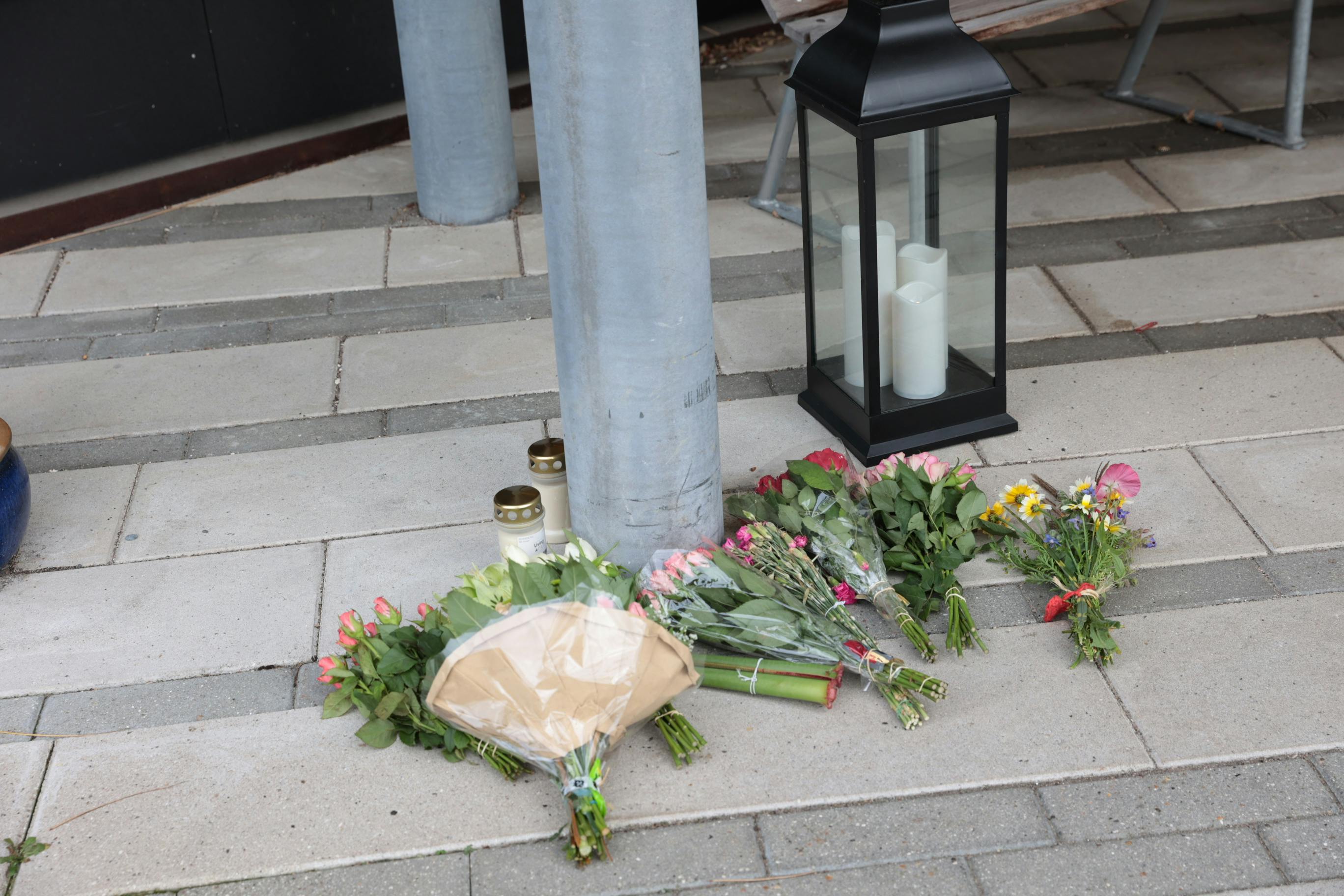 Flere havde været forbi med blomstebuketter foran plejecenteret.Karstens buket er yderst til højre.