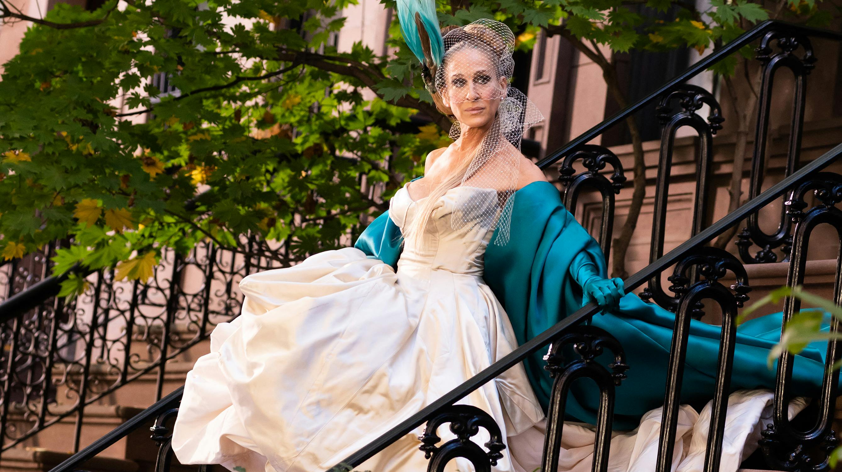 Sarah Jessica Parker er blevet spottet i den ikoniske Vivienne Westwood brudekjole. Hvad skal det betyde?