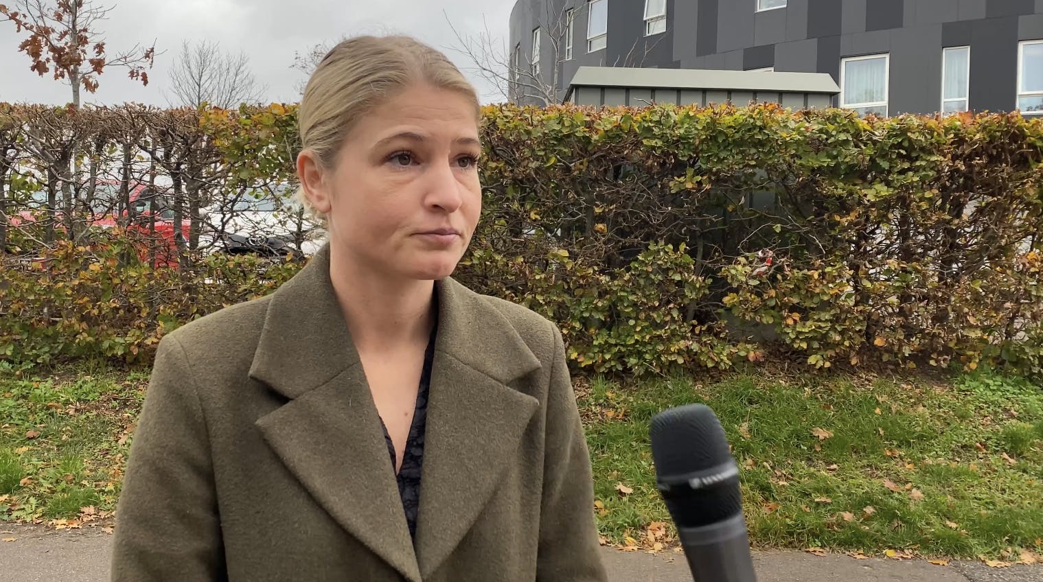Holbæks borgmester Christina Krzyrosiak Hansen har fredag besøgt det plejehjem, der torsdag aften mistede en ansat, der blev knivdræbt.