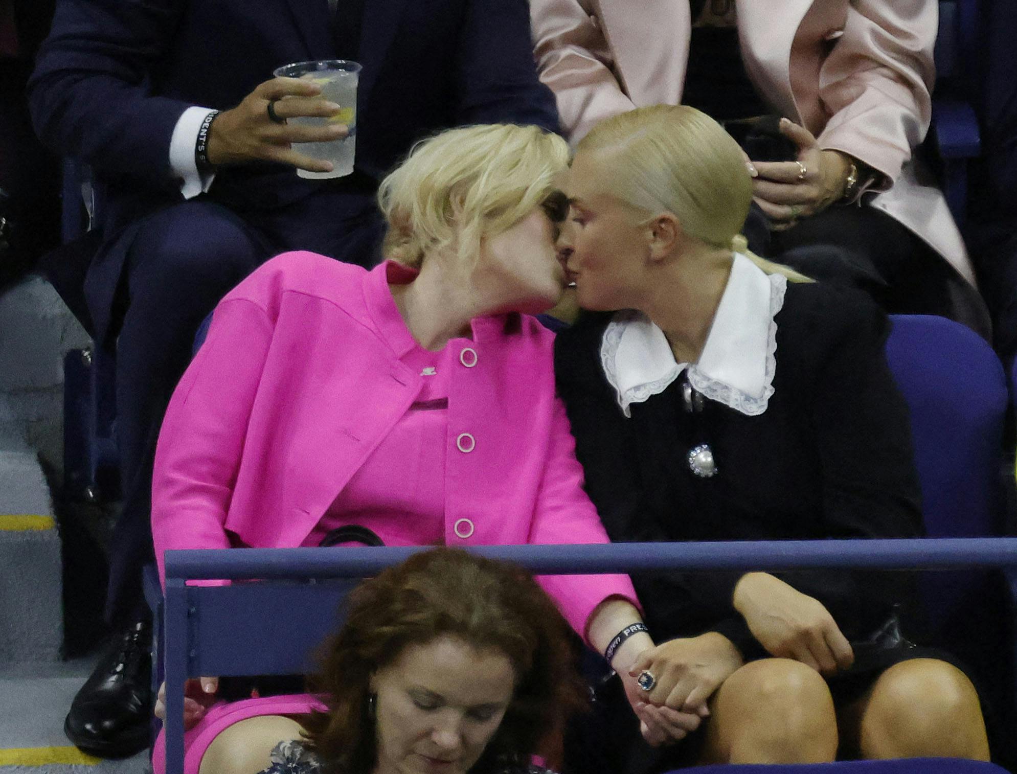 Kys mig! Rebel er ualmindeligt glad for Ramona. 