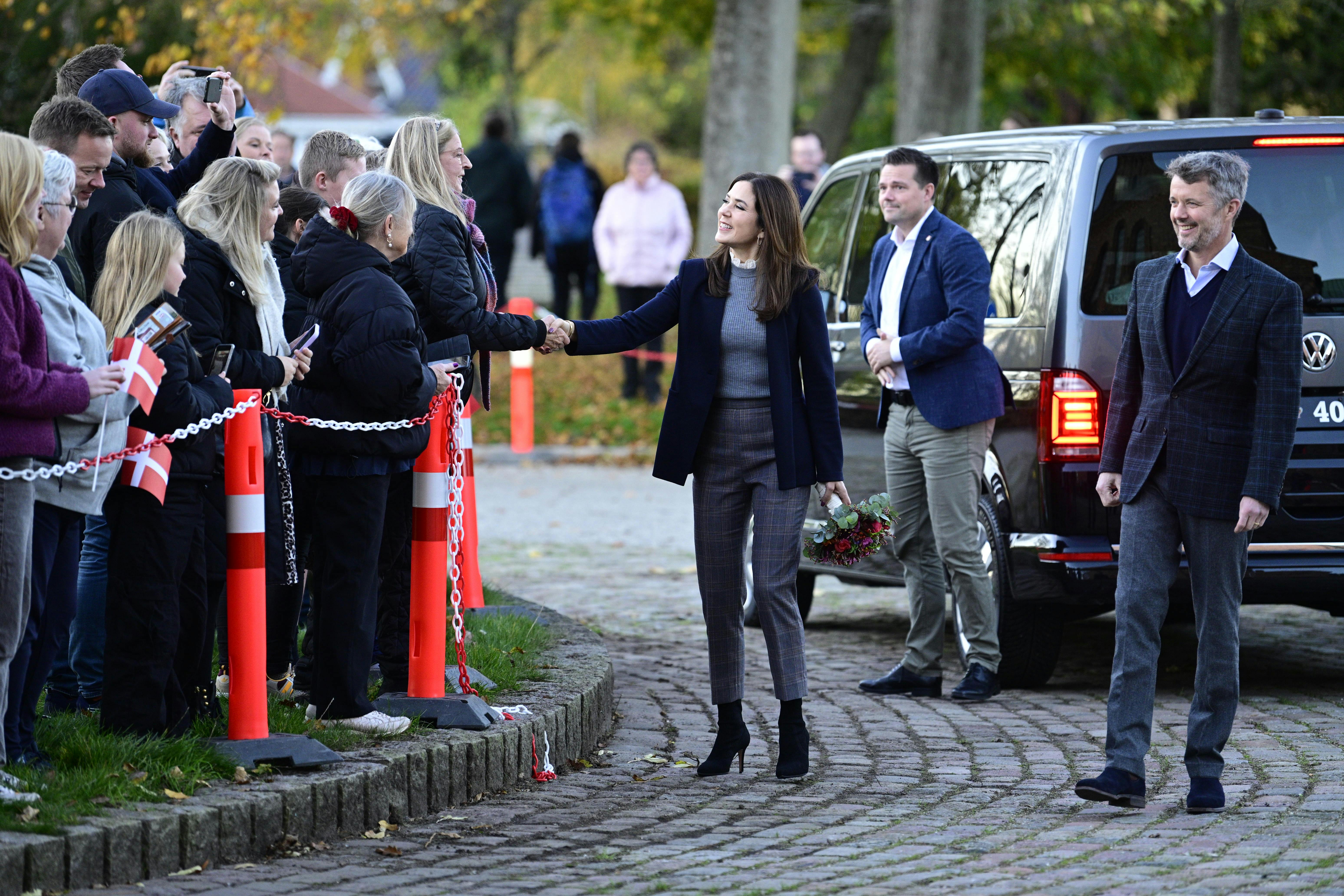 Kronprinsparret hilste på alle fremmødte i Ringsted.