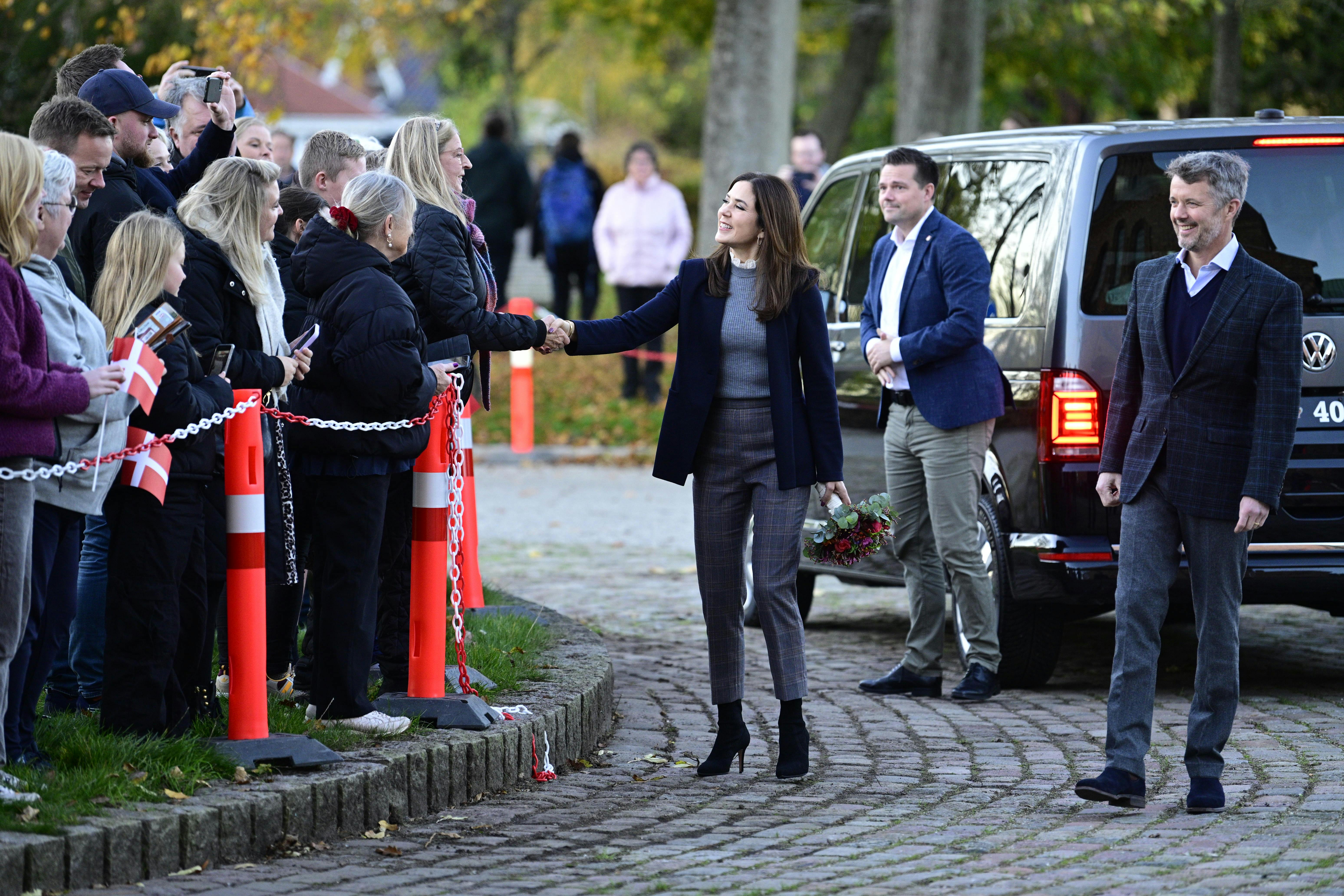 Kronprinsparret hilste på alle fremmødte i Ringsted.
