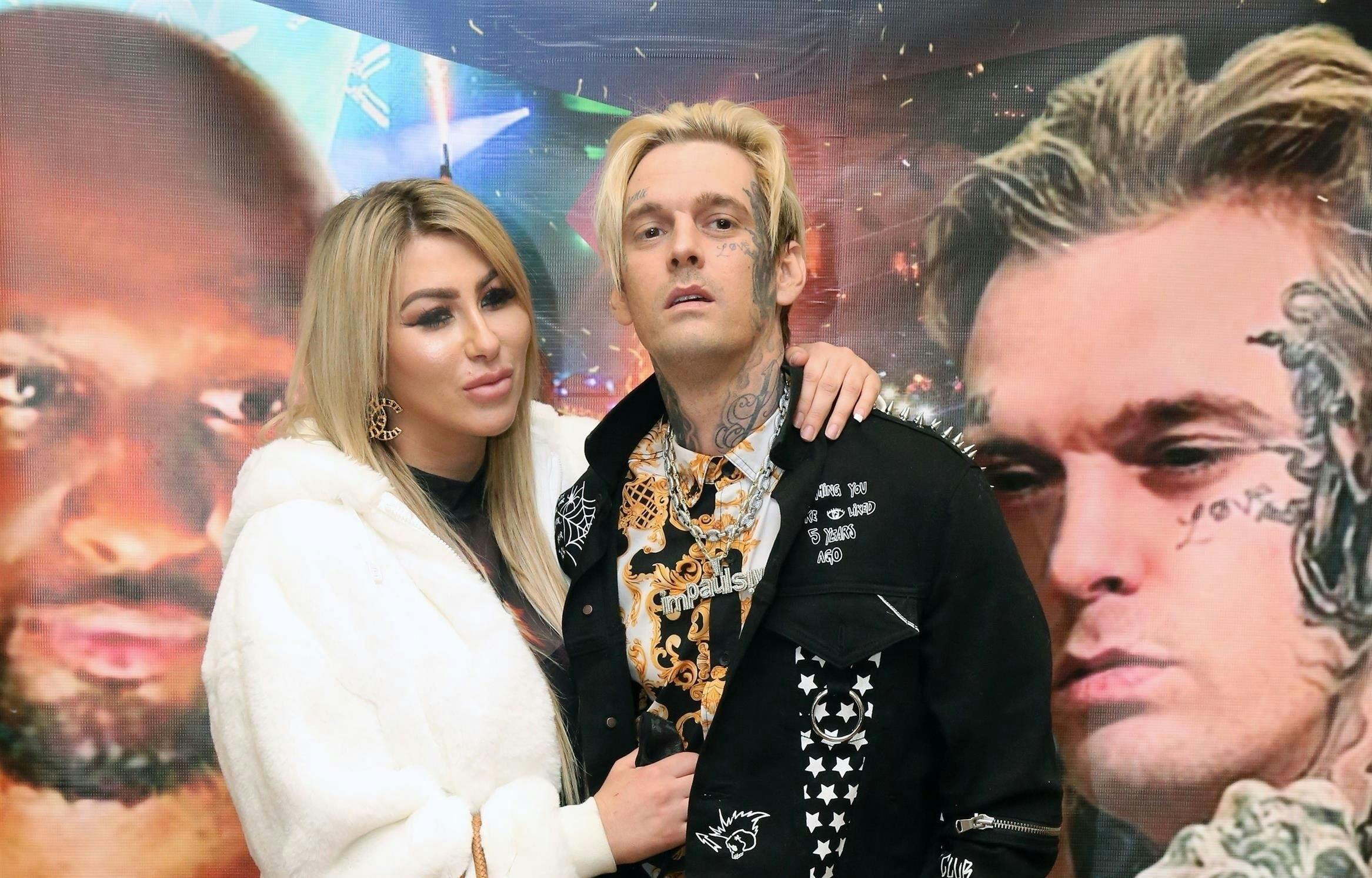 Aaron Carter med sin forlovede Melanie Martin. 