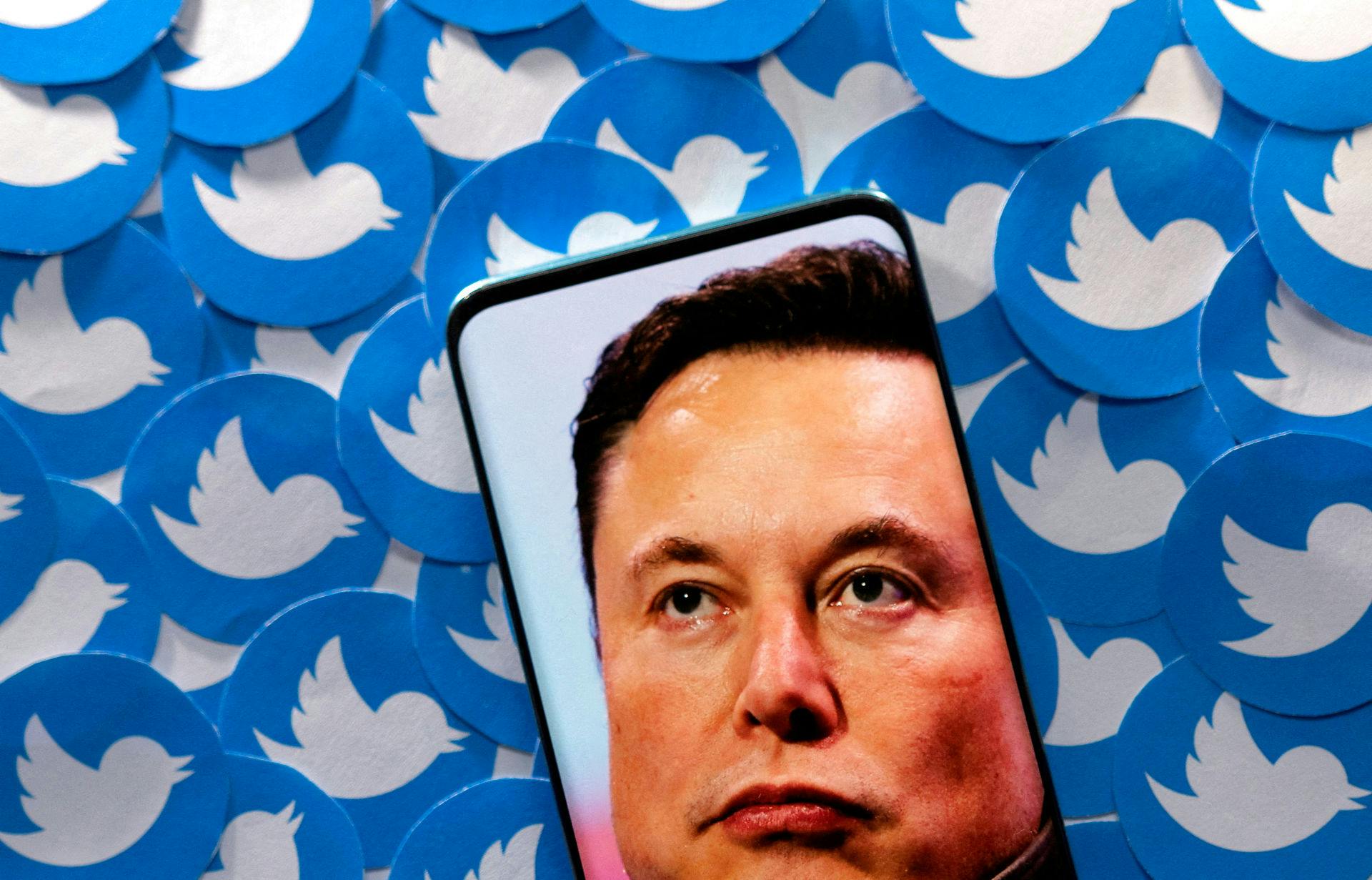 Elon Musk har betalt meget, meget dyrt for at overtage Twitter. Nu skal brugerne betale.