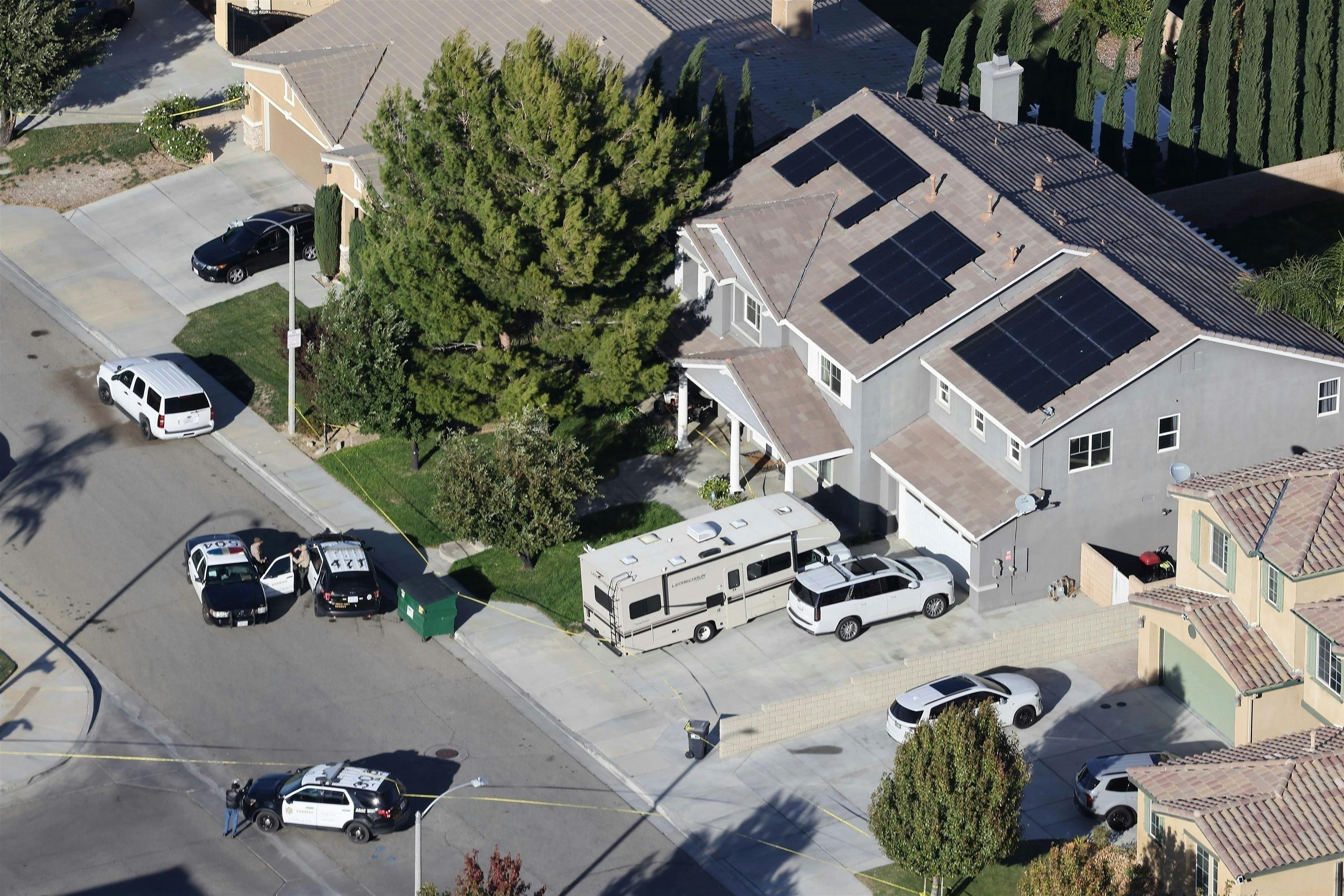 Politiet er talstærkt til stede ved Aaron Carters hus i Lancaster i Californien. 