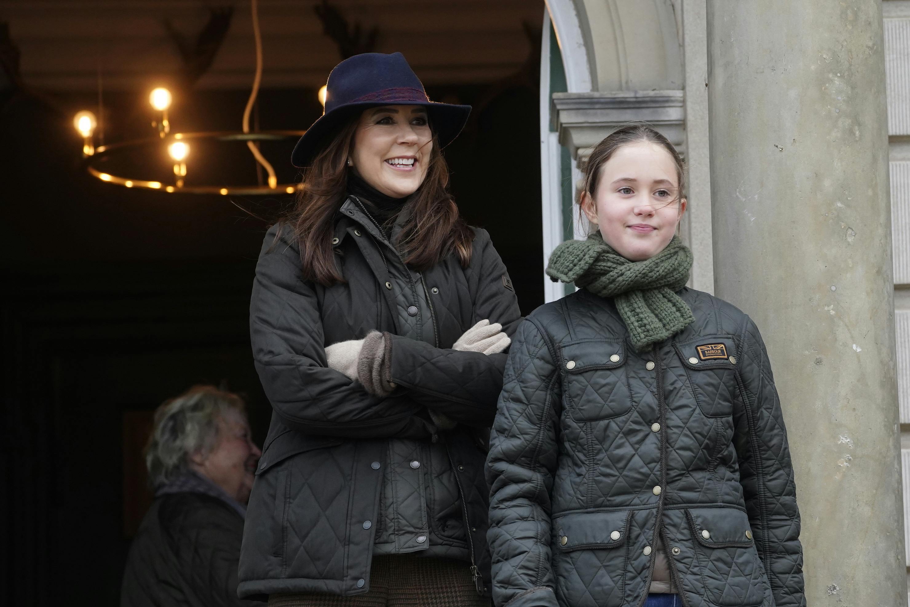 Kronprinsesse Mary og prinsesse Josephine ligner nogle, der selv er klar til jagt.&nbsp;
