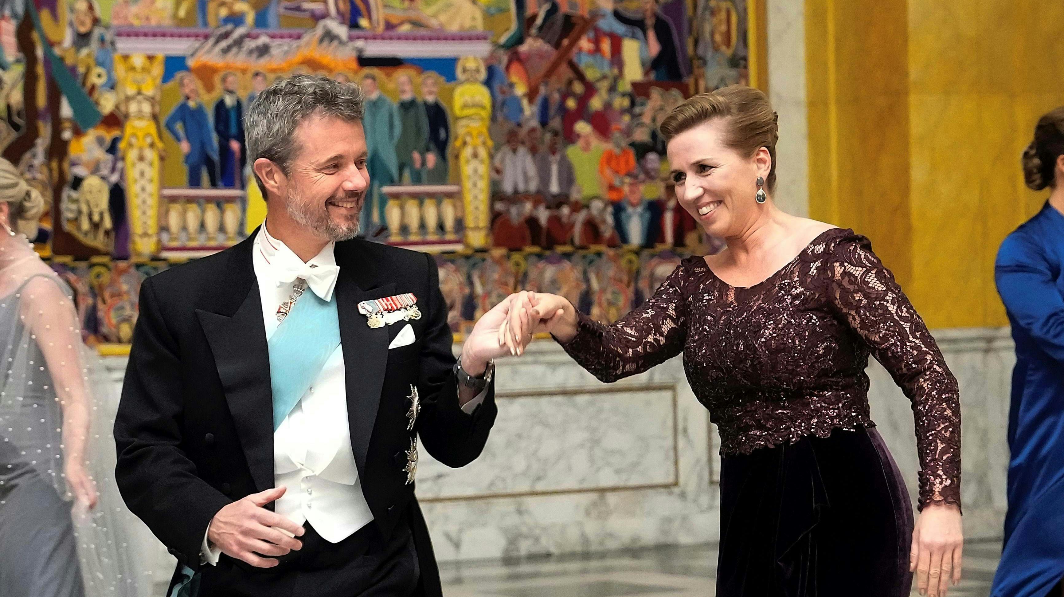Frederik er kongen af dansegulvet. Her med Mette Frederiksen til fejring af dronningens 50-års jubilæum tilbage i september.
